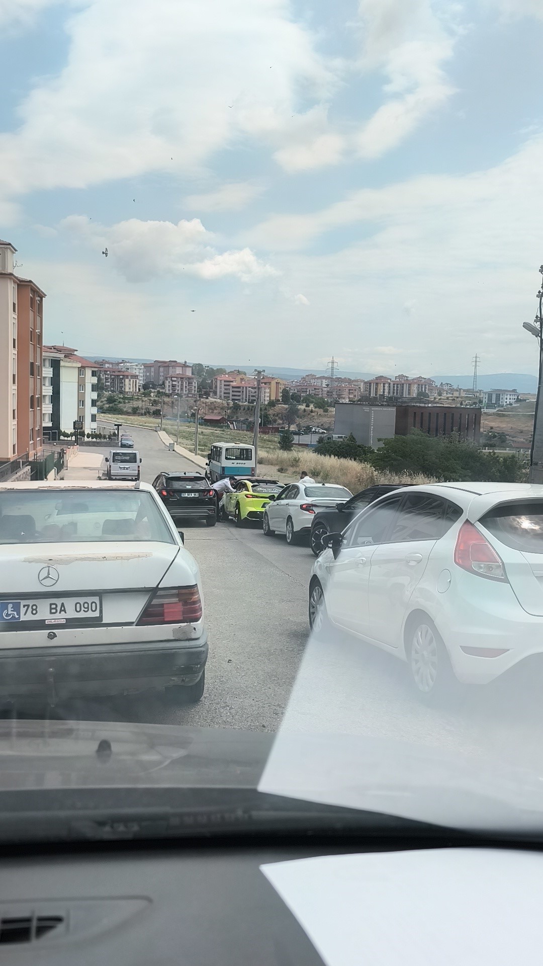 Komşu Ilde Düşüncesizliğin Böylesi! Hem Trafiği Tehlikeye Attılar Hem De Dikkat Dağıttılar