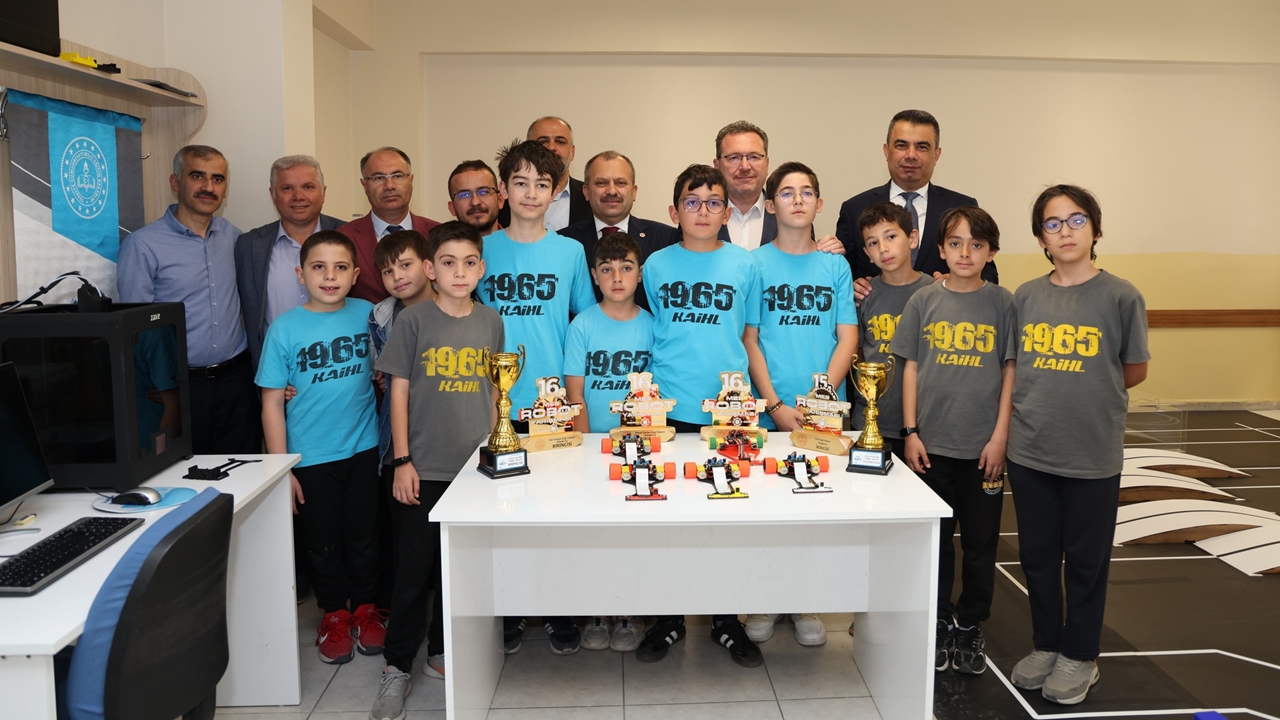 Milletvekili Uluay Robot (4)