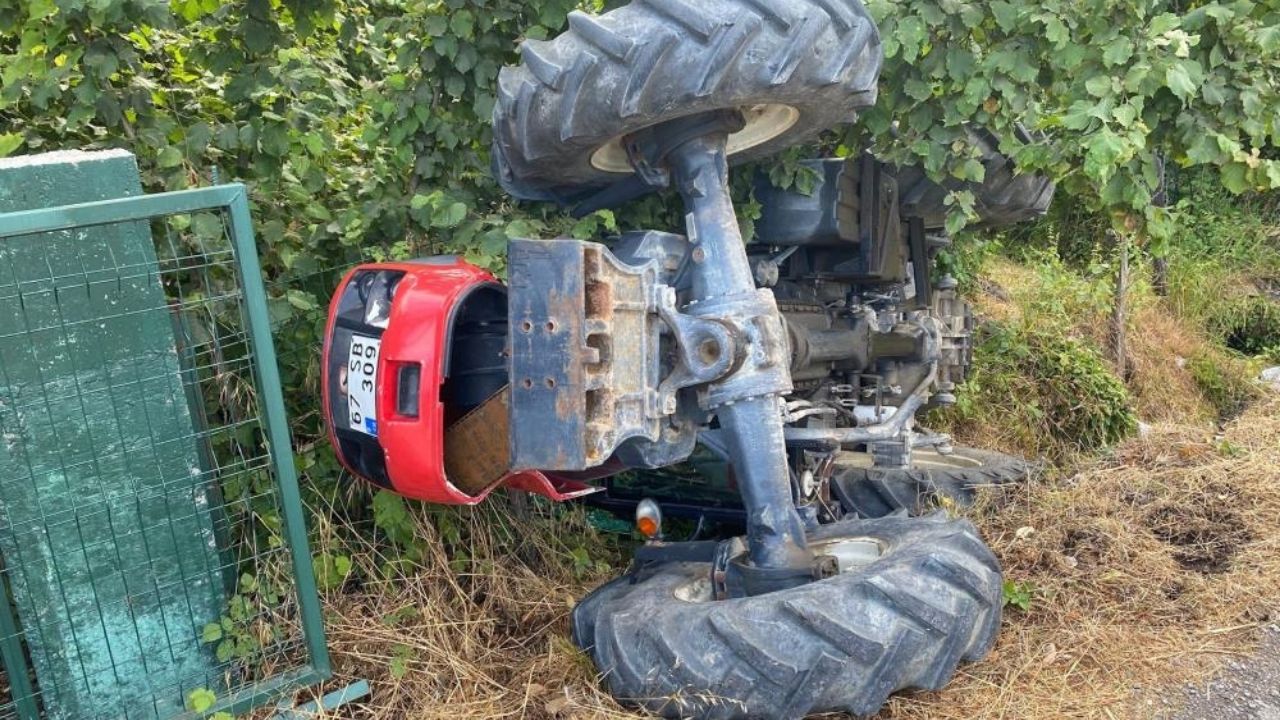 Mucizevi Kurtuluş Traktör Devrildi, Sürücü Son Anda Canını Kurtardı! (1)