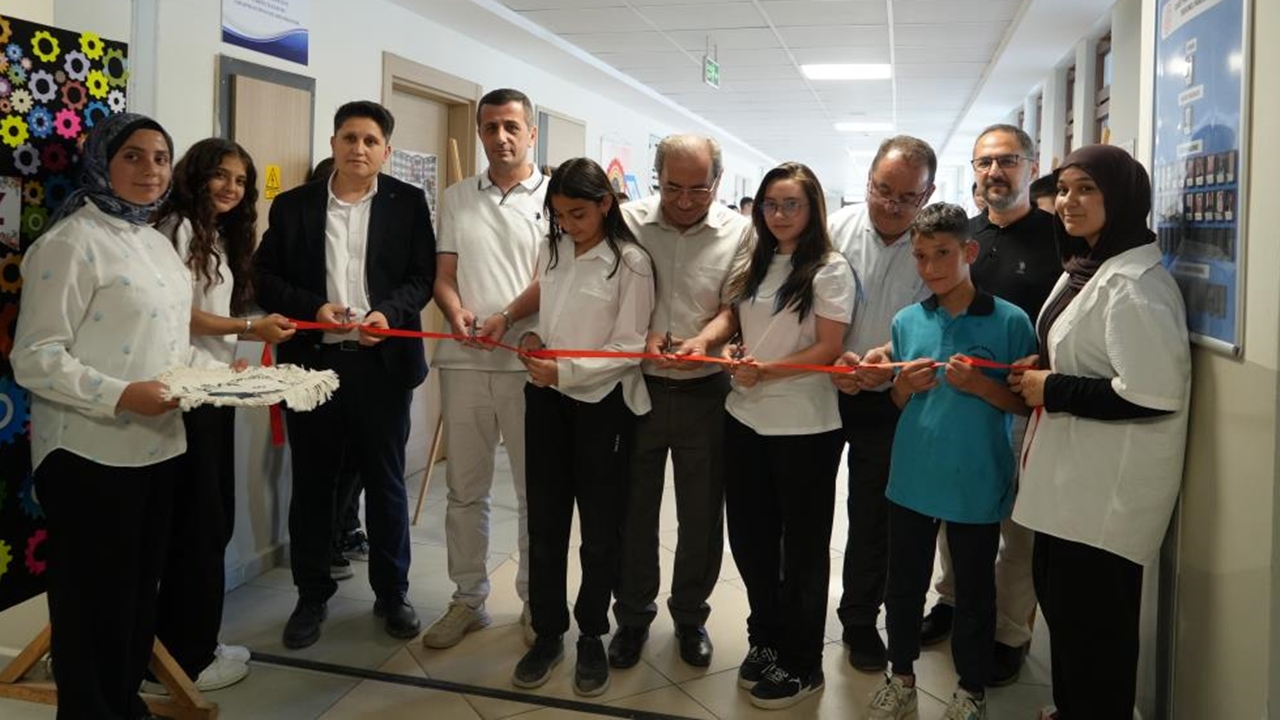 Öğrenciler Atık Malzemeler Sanat (2)