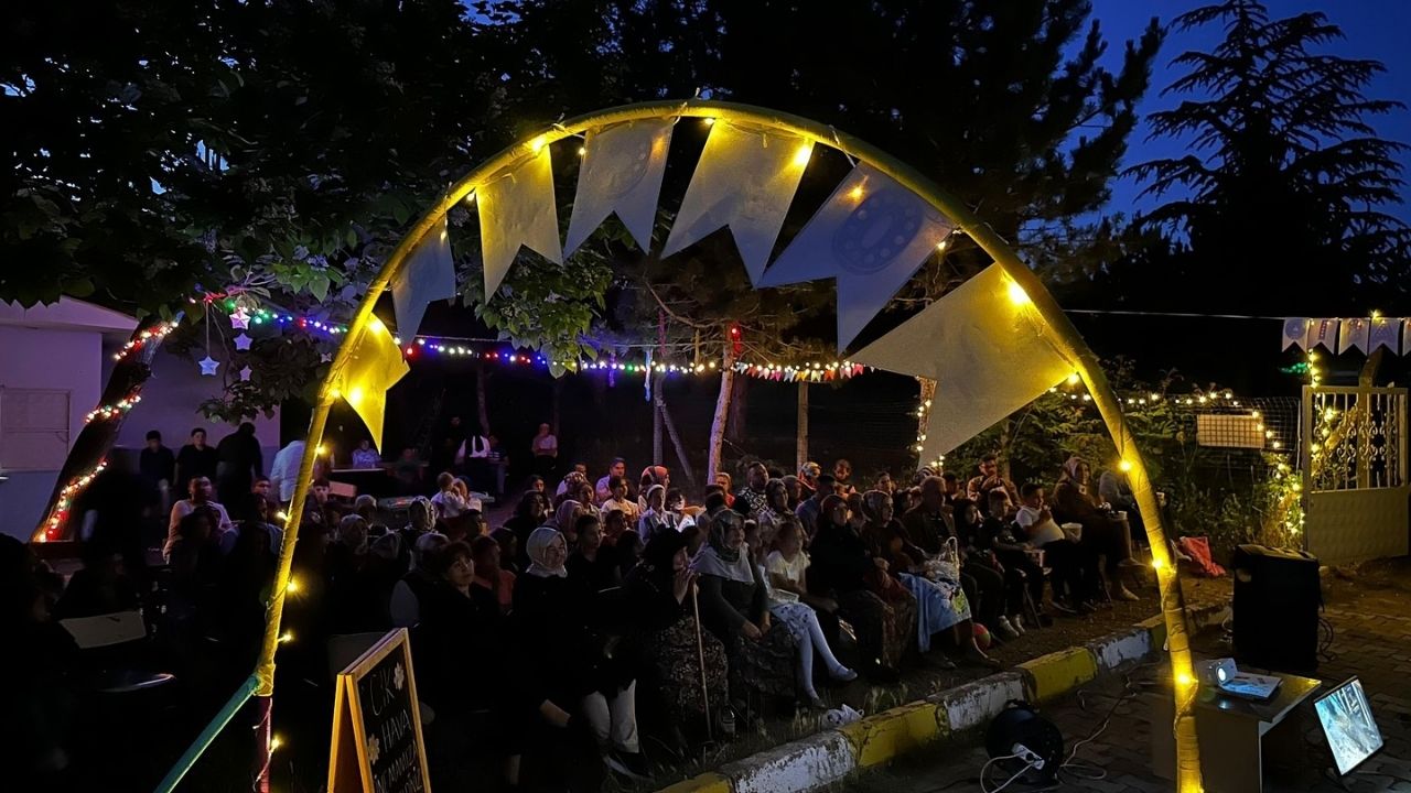 Okul Bahçesi Sinema Salonuna Döndü Taşköprü’de Renkli Gece (5)