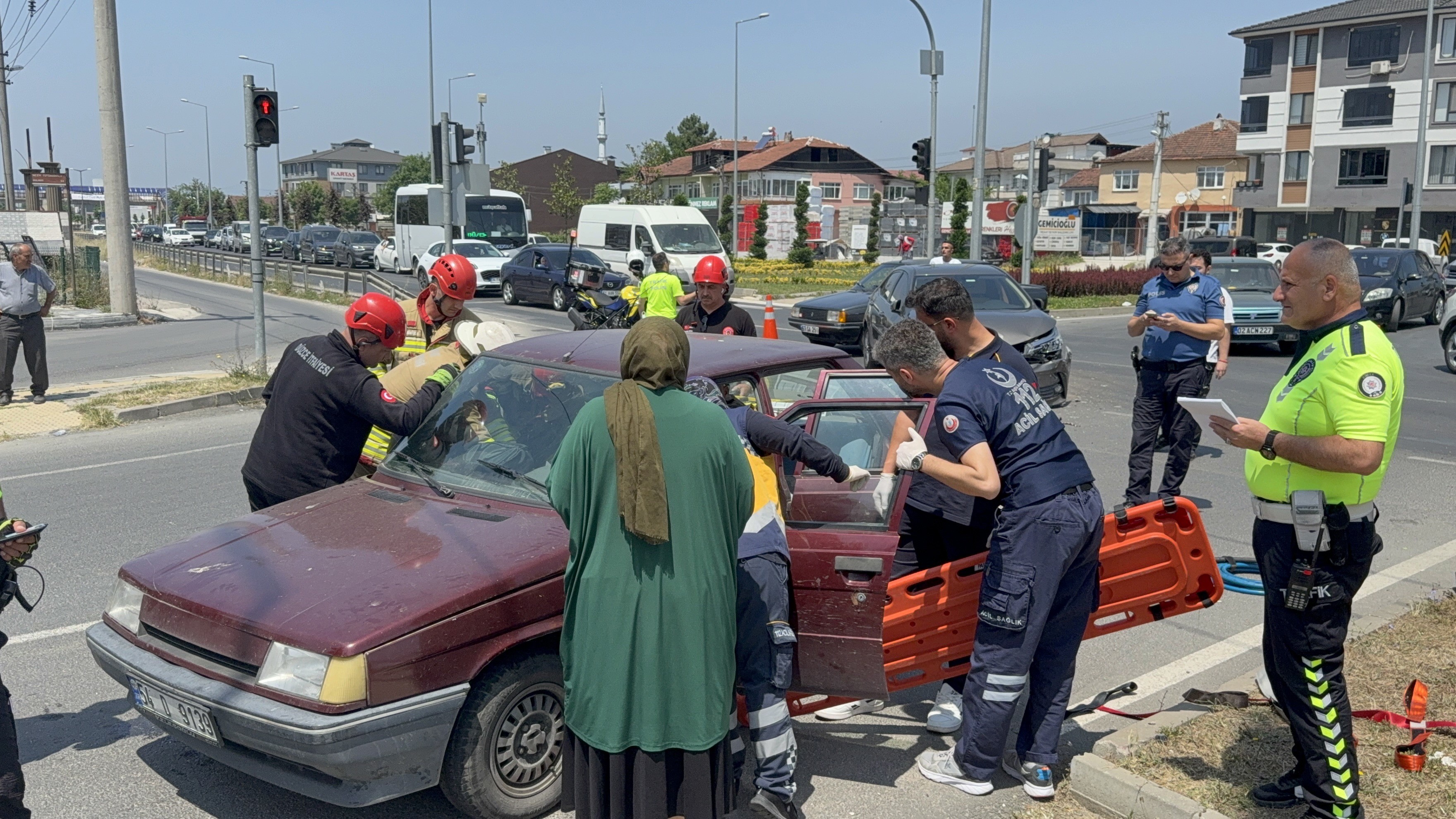 Otomobiller Feci Çarpıştı Feci Kazada Yolcu Sıkıştı 3 Yaralı! 3