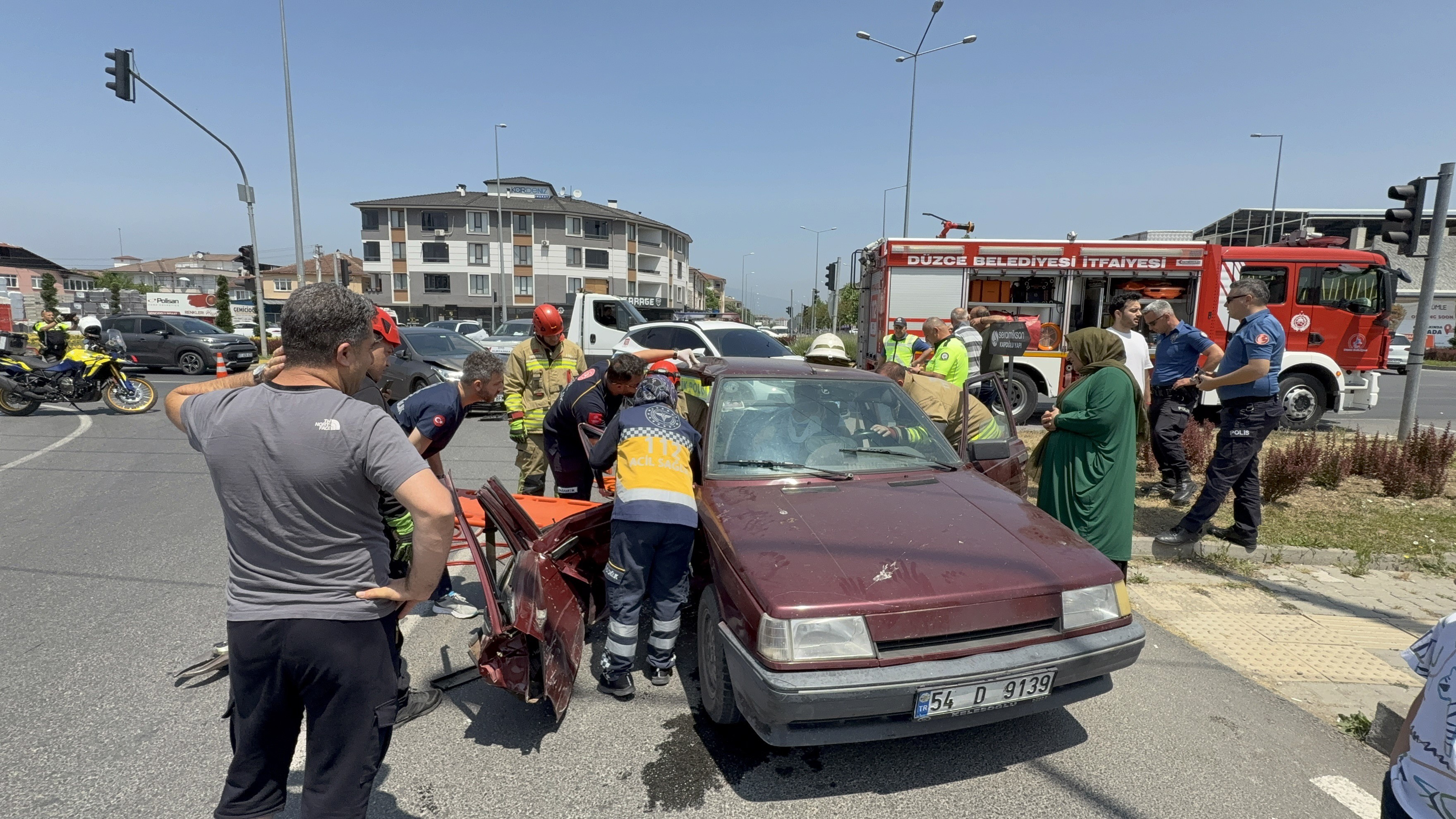 Otomobiller Feci Çarpıştı Feci Kazada Yolcu Sıkıştı 3 Yaralı! 6