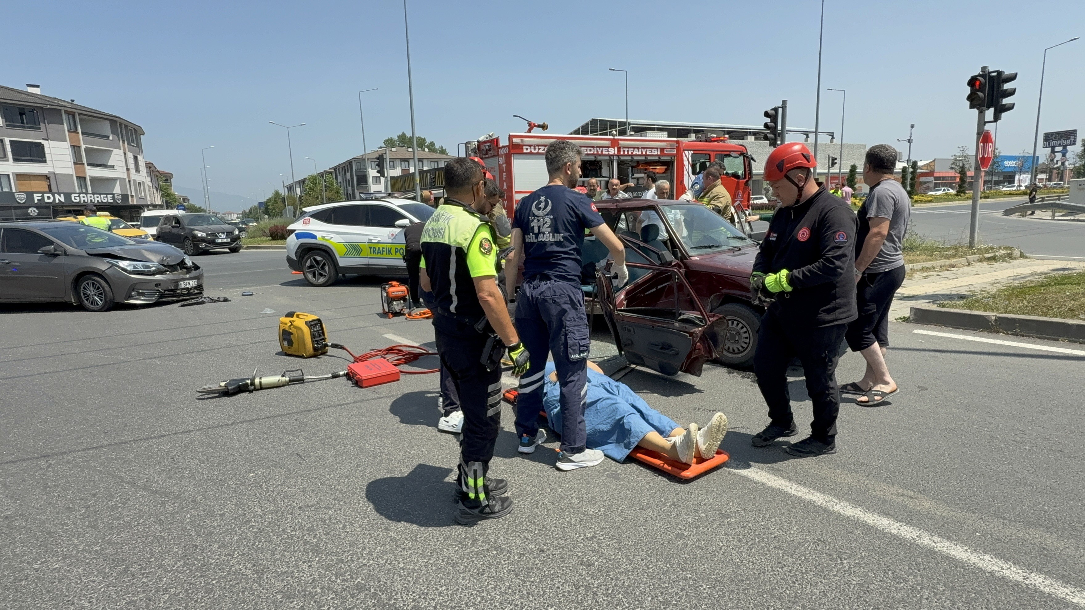 Otomobiller Feci Çarpıştı Feci Kazada Yolcu Sıkıştı 3 Yaralı!