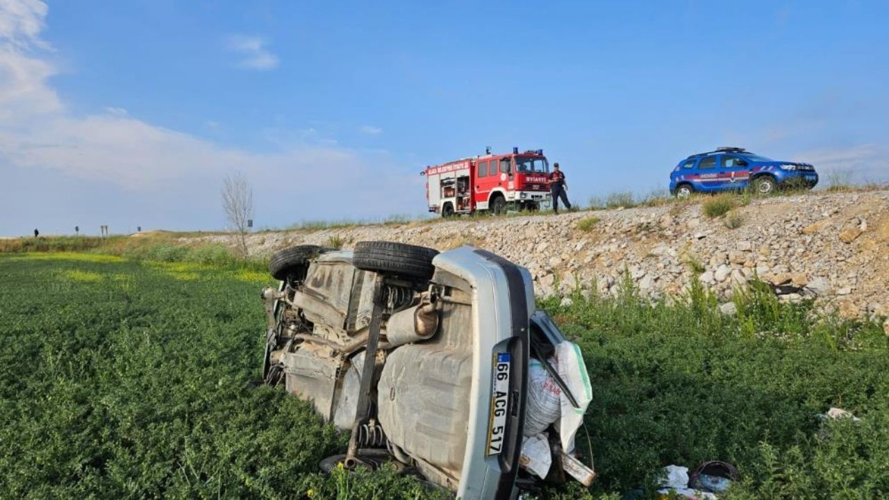 Takla Atan Araç Tarlaya Uçtu 1 Kişi Yaralandı (2)