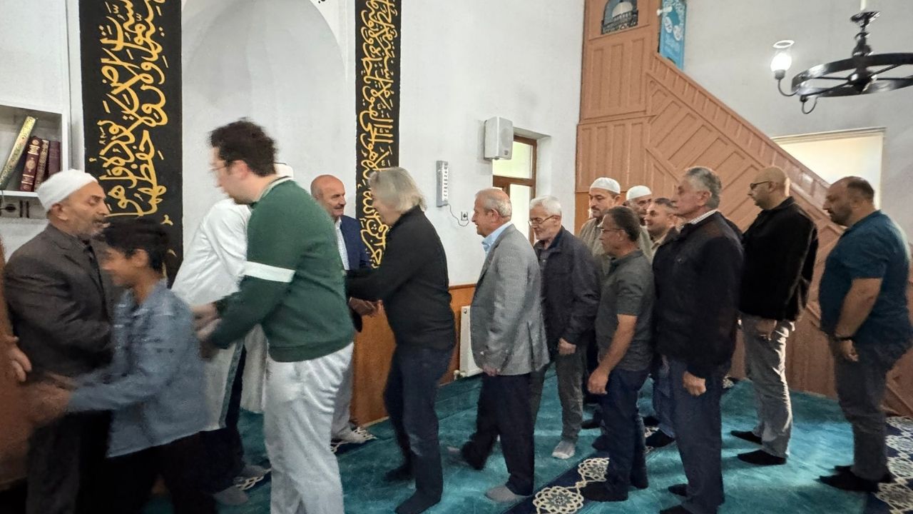 Taşköprü'de Bayram Coşkusu Başkan Arslan Camide Vatandaşlarla Bayramlaştı (1)