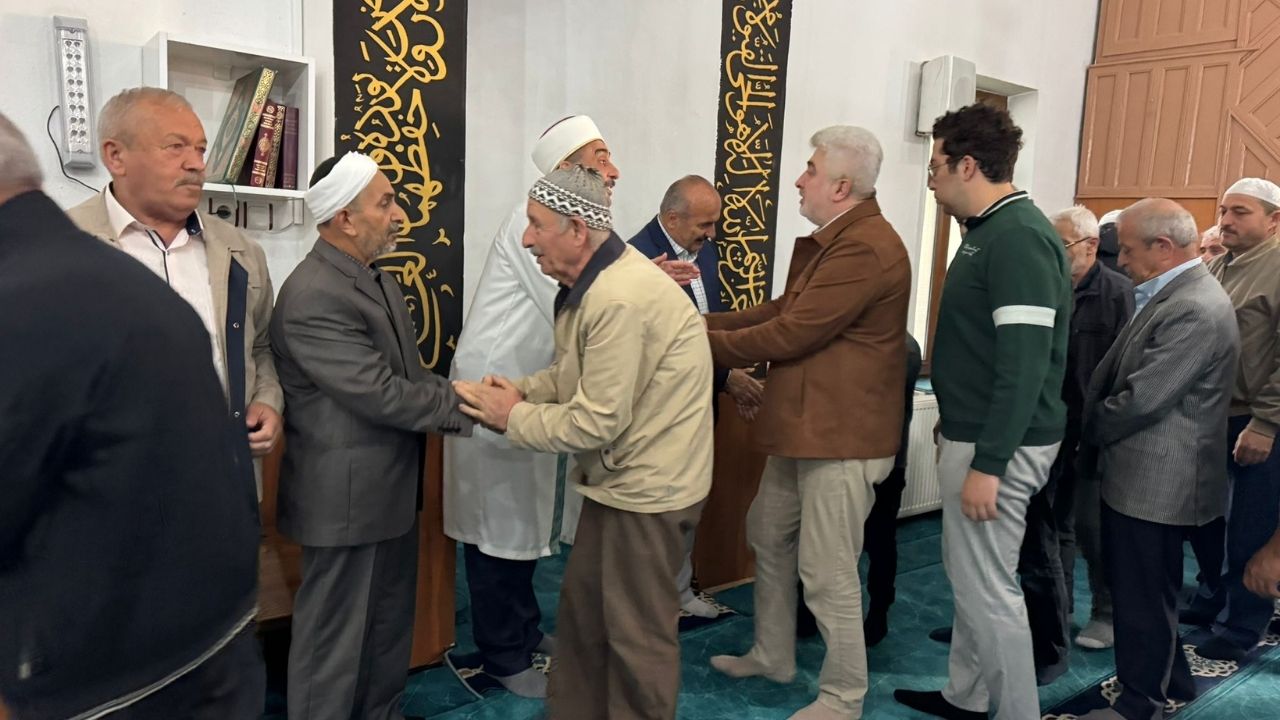 Taşköprü'de Bayram Coşkusu Başkan Arslan Camide Vatandaşlarla Bayramlaştı (3)