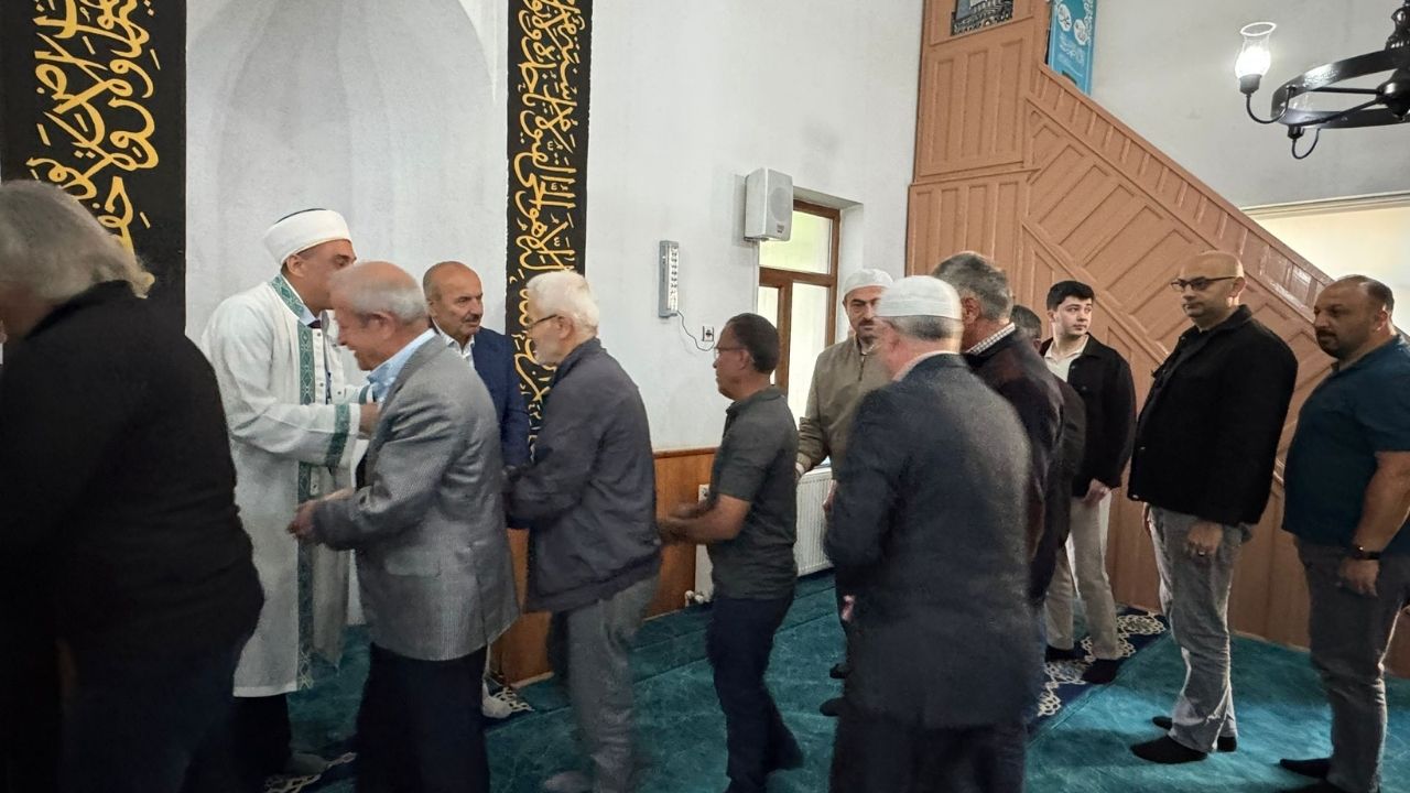 Taşköprü'de Bayram Coşkusu Başkan Arslan Camide Vatandaşlarla Bayramlaştı (4)
