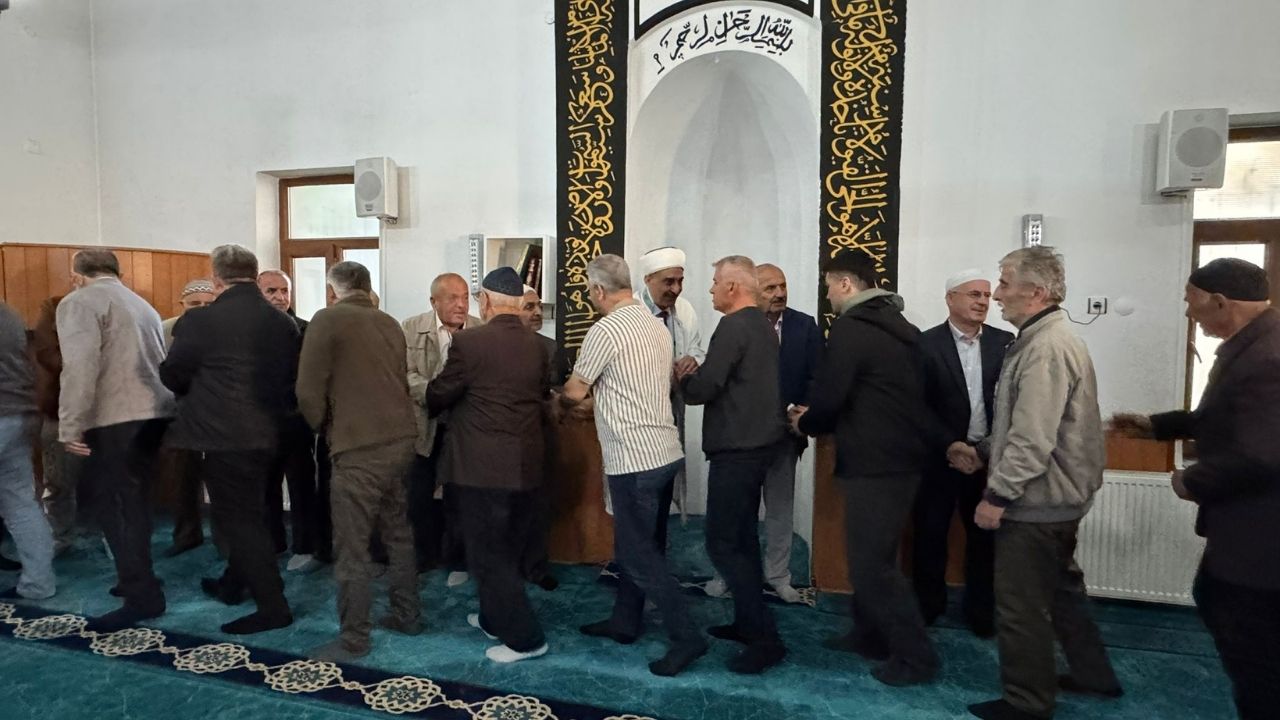Taşköprü'de Bayram Coşkusu Başkan Arslan Camide Vatandaşlarla Bayramlaştı (5)