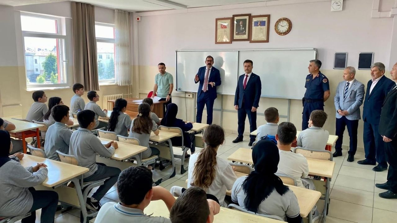 Taşköprü'de Karne Coşkusu Öğrencilere Karnelerini Protokol Üyeleri Verdi (1)