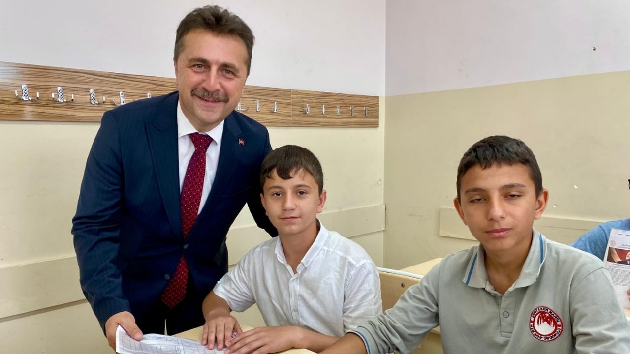 Taşköprü'de Karne Coşkusu Öğrencilere Karnelerini Protokol Üyeleri Verdi (2)