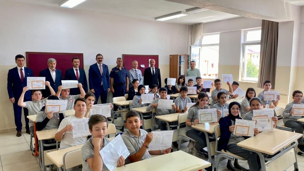 Taşköprü'de Karne Coşkusu Öğrencilere Karnelerini Protokol Üyeleri Verdi (3)