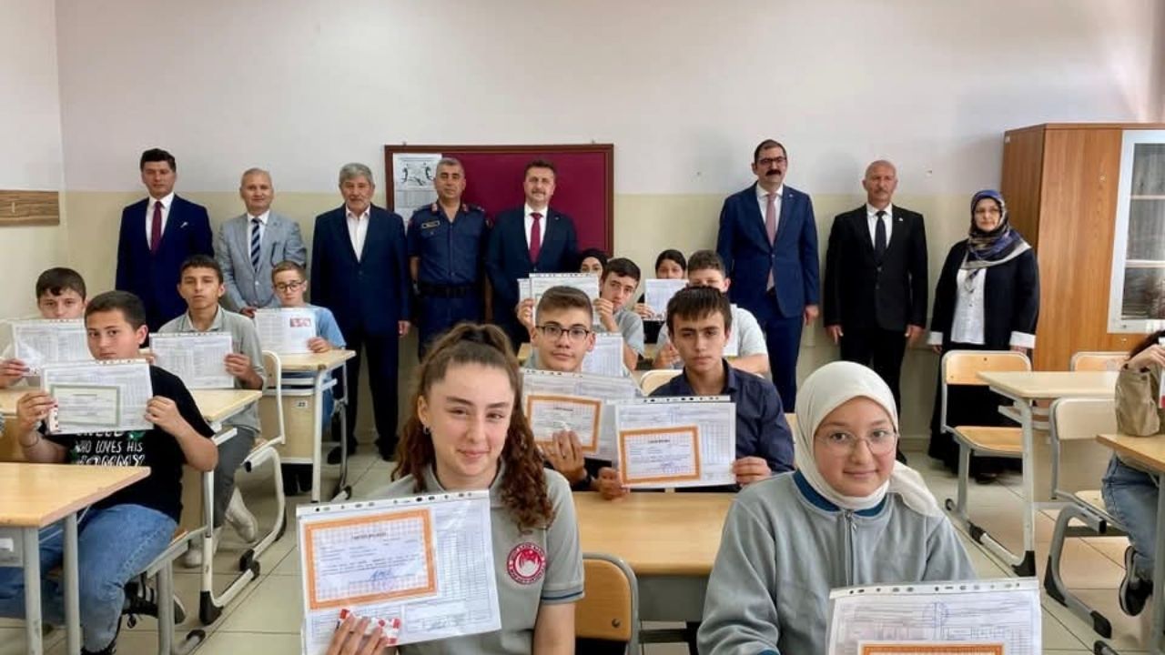 Taşköprü'de Karne Coşkusu Öğrencilere Karnelerini Protokol Üyeleri Verdi (4)