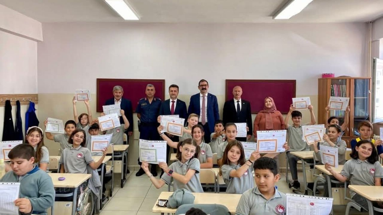 Taşköprü'de Karne Coşkusu Öğrencilere Karnelerini Protokol Üyeleri Verdi (5)