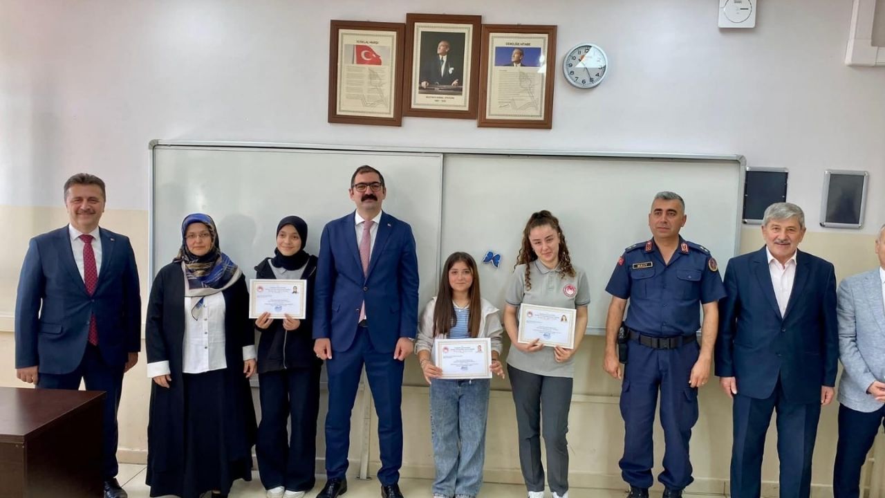 Taşköprü'de Karne Coşkusu Öğrencilere Karnelerini Protokol Üyeleri Verdi (6)