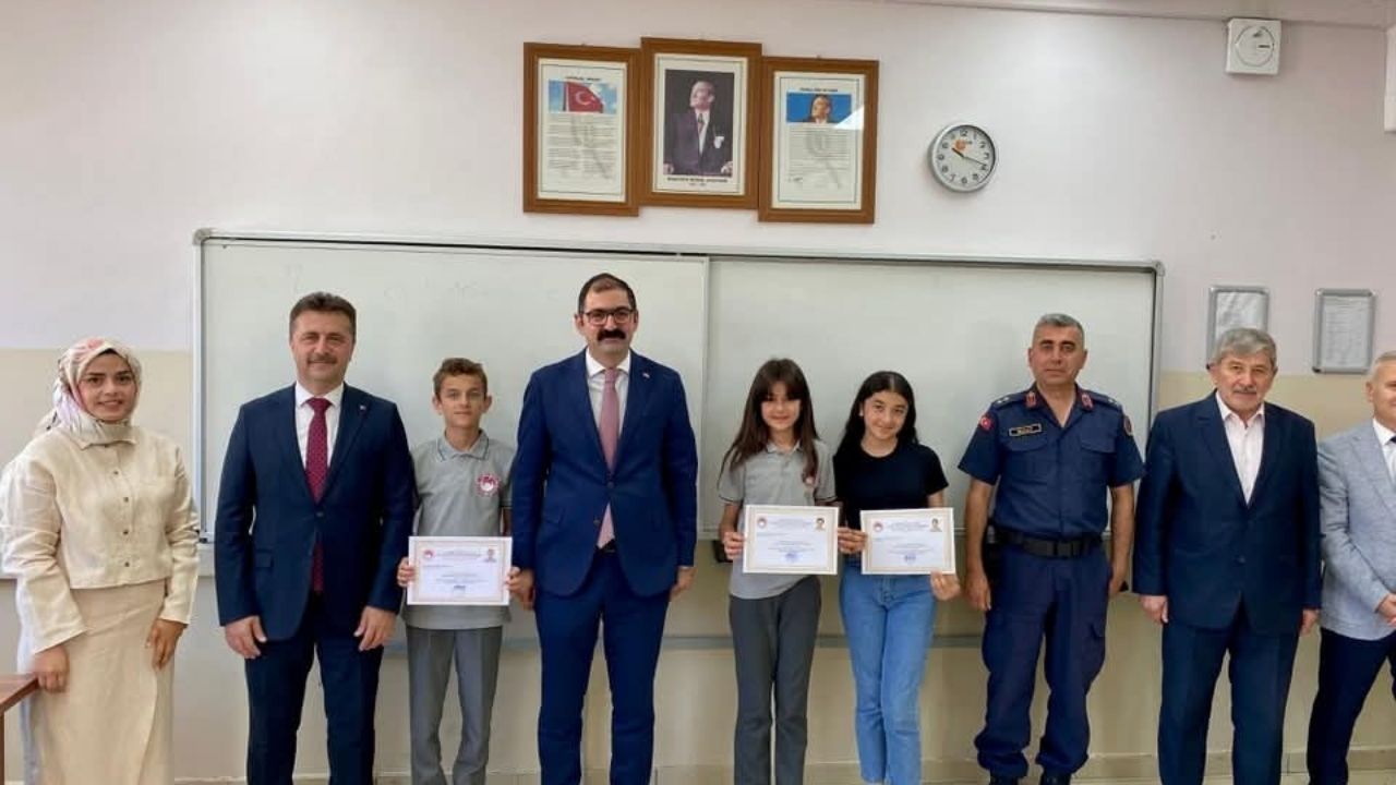 Taşköprü'de Karne Coşkusu Öğrencilere Karnelerini Protokol Üyeleri Verdi (8)