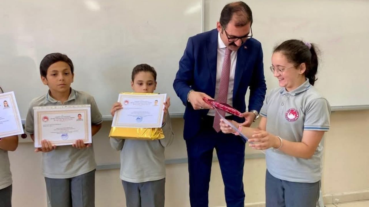 Taşköprü'de Karne Coşkusu Öğrencilere Karnelerini Protokol Üyeleri Verdi (9)
