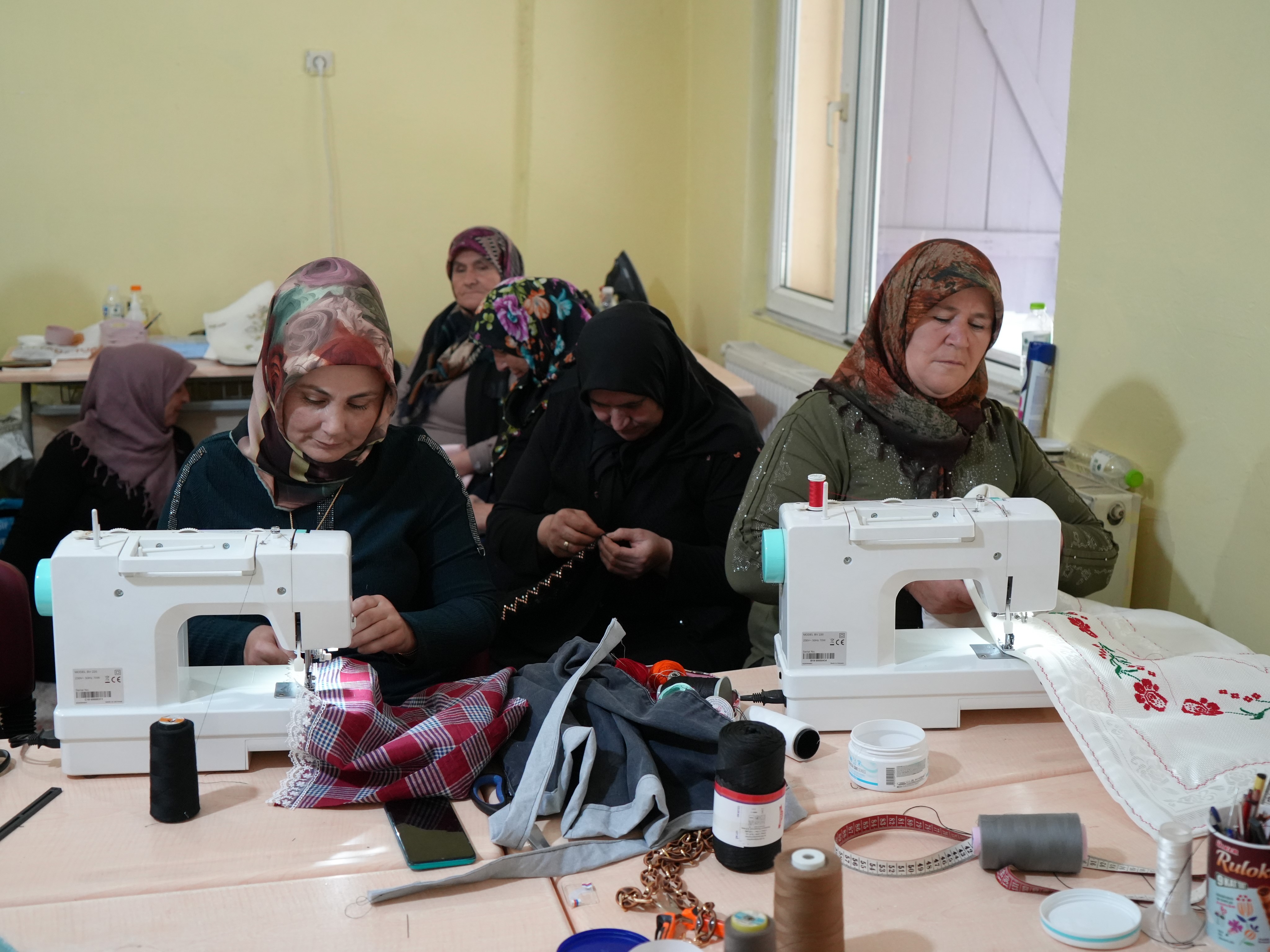 Taşköprü'deki Eski Köy Okulunda Açıldı Hem Öğreniyor Hem De Para Kazanıyorlar! 2