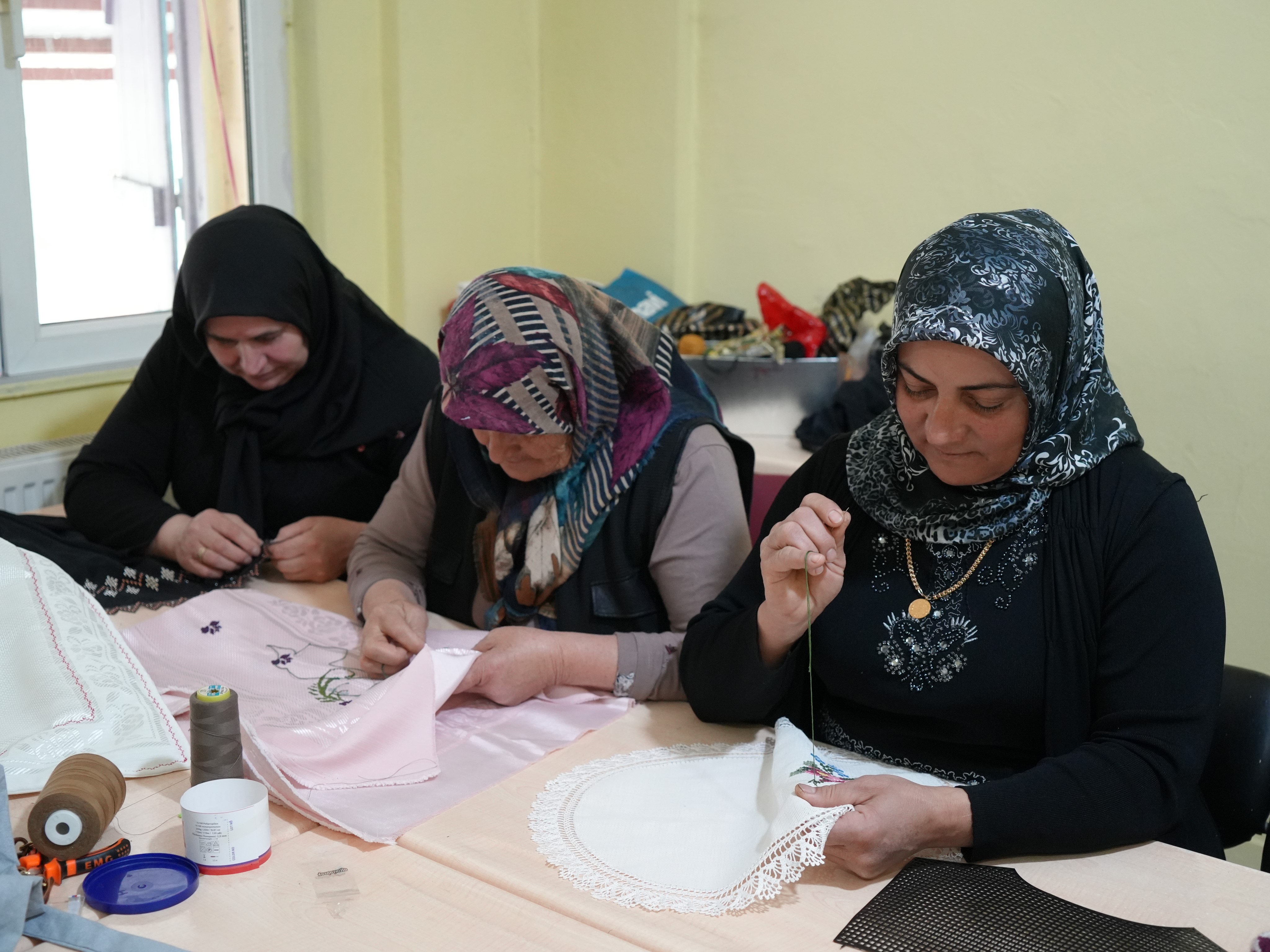 Taşköprü'deki Eski Köy Okulunda Açıldı Hem Öğreniyor Hem De Para Kazanıyorlar! 6