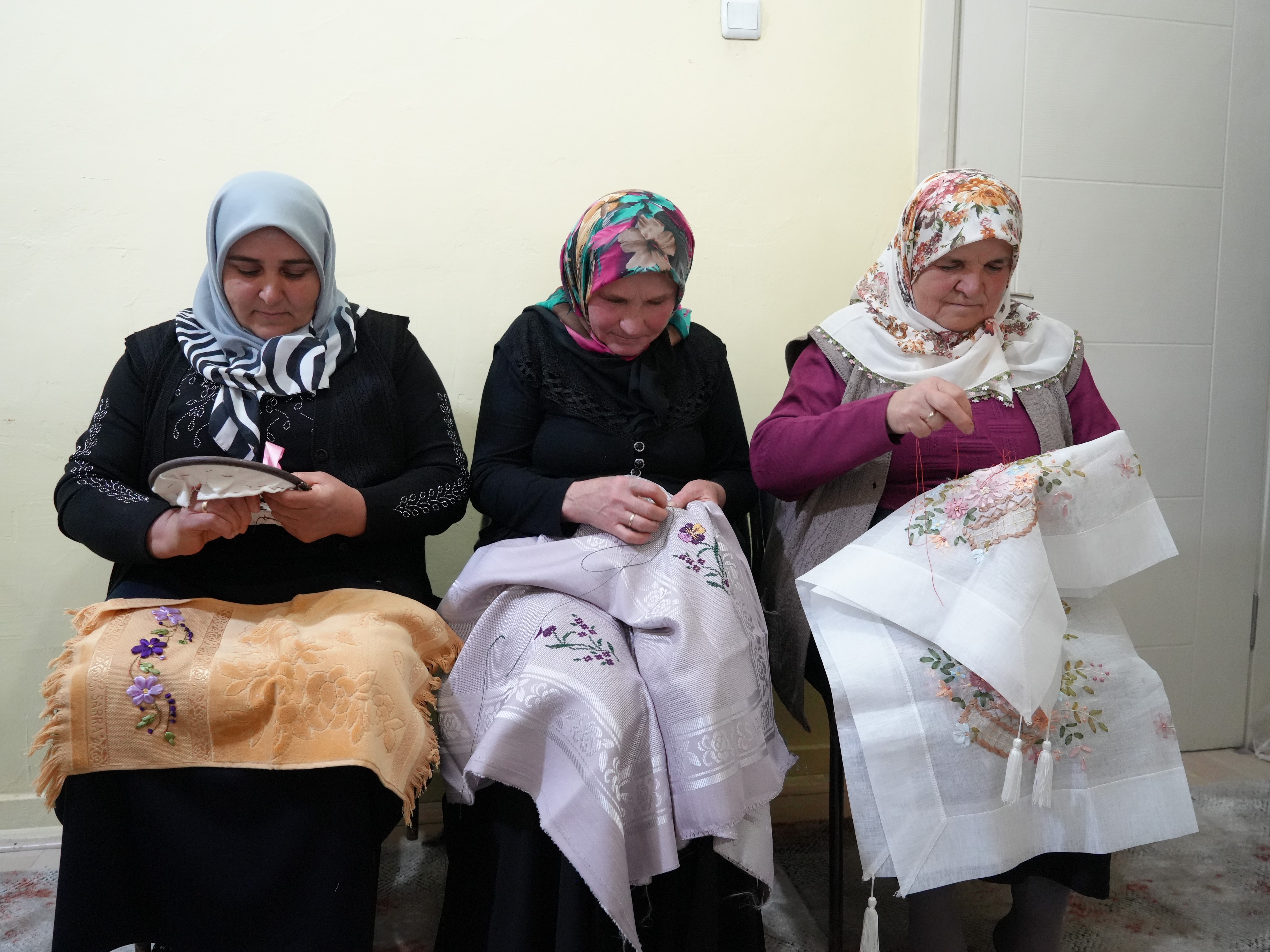 Taşköprü'deki Eski Köy Okulunda Açıldı Hem Öğreniyor Hem De Para Kazanıyorlar! 8