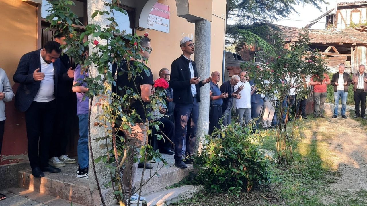 Taşköprü’nün Köyünde Bayram Coşkusu Vatandaşlar Namazda Buluştu (4)