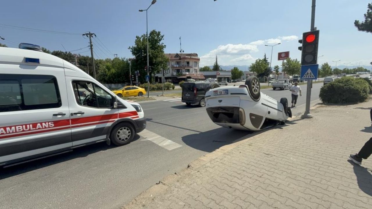 Yaya Geçidinde Kaza Öndeki Otomobile Çarpıp Takla Attı 3 Yaralı (2)