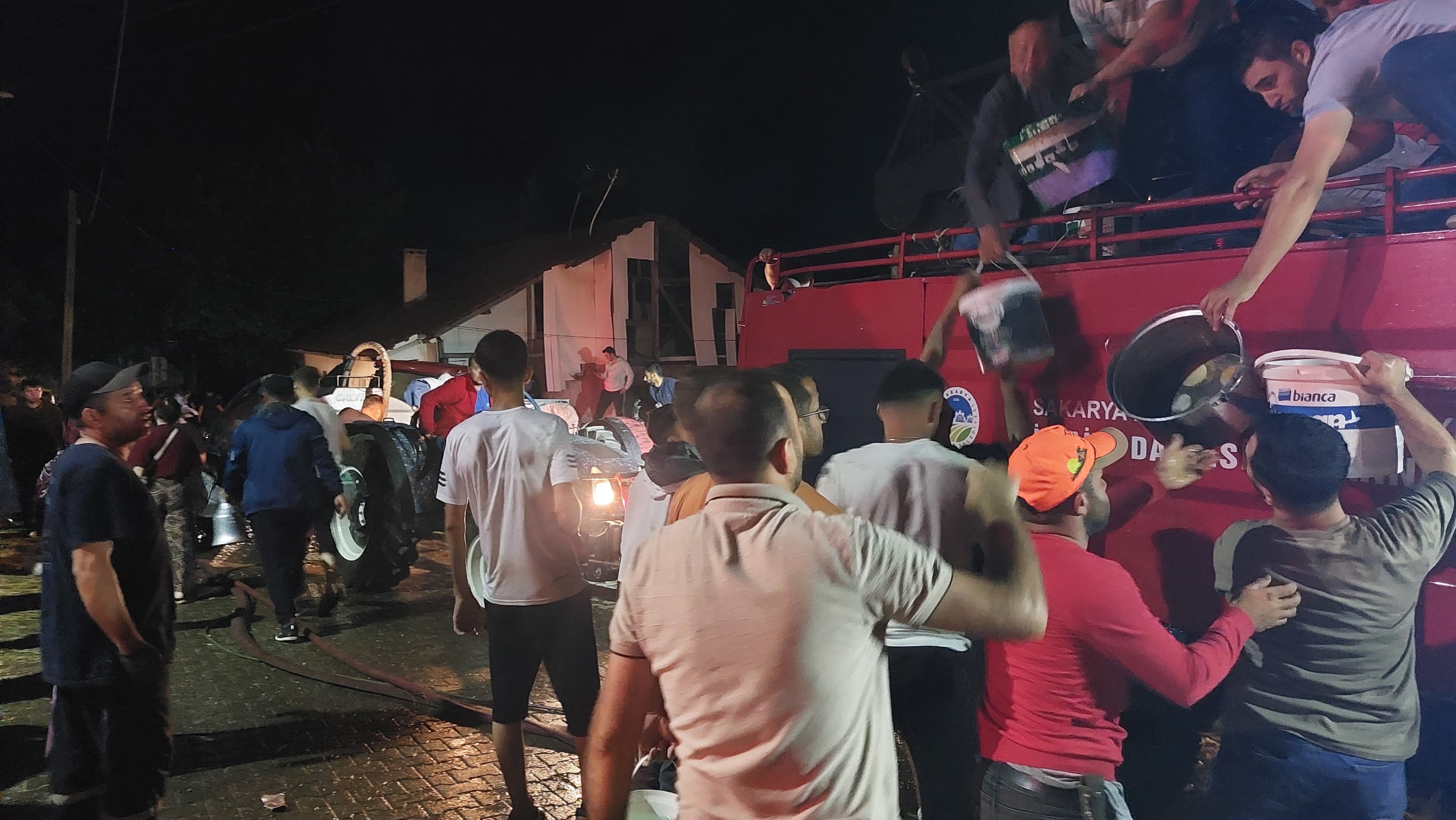 Alevli Gece Feci Yangında 12 Yapı Kül Oldu! 112