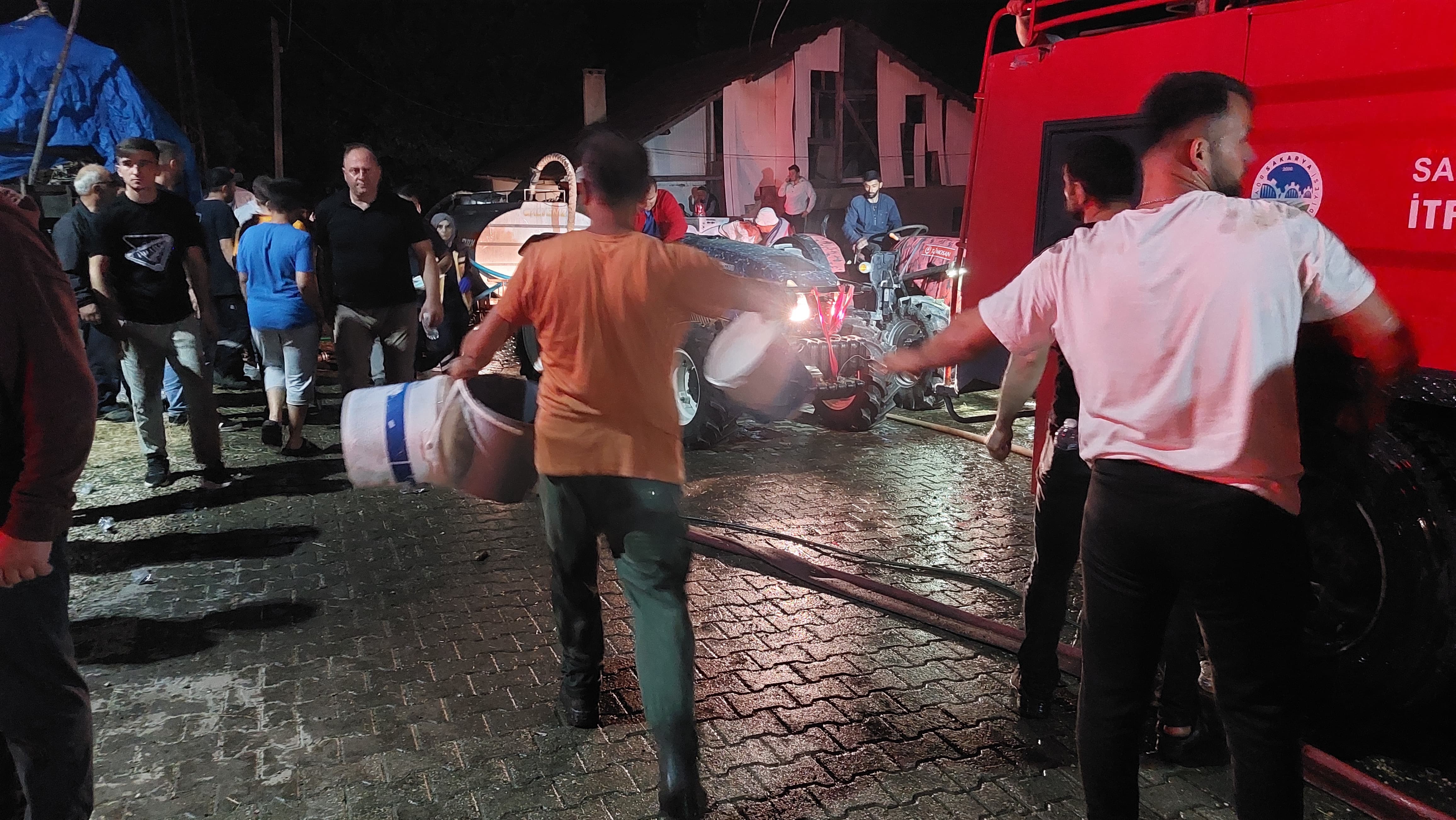 Alevli Gece Feci Yangında 12 Yapı Kül Oldu! 5