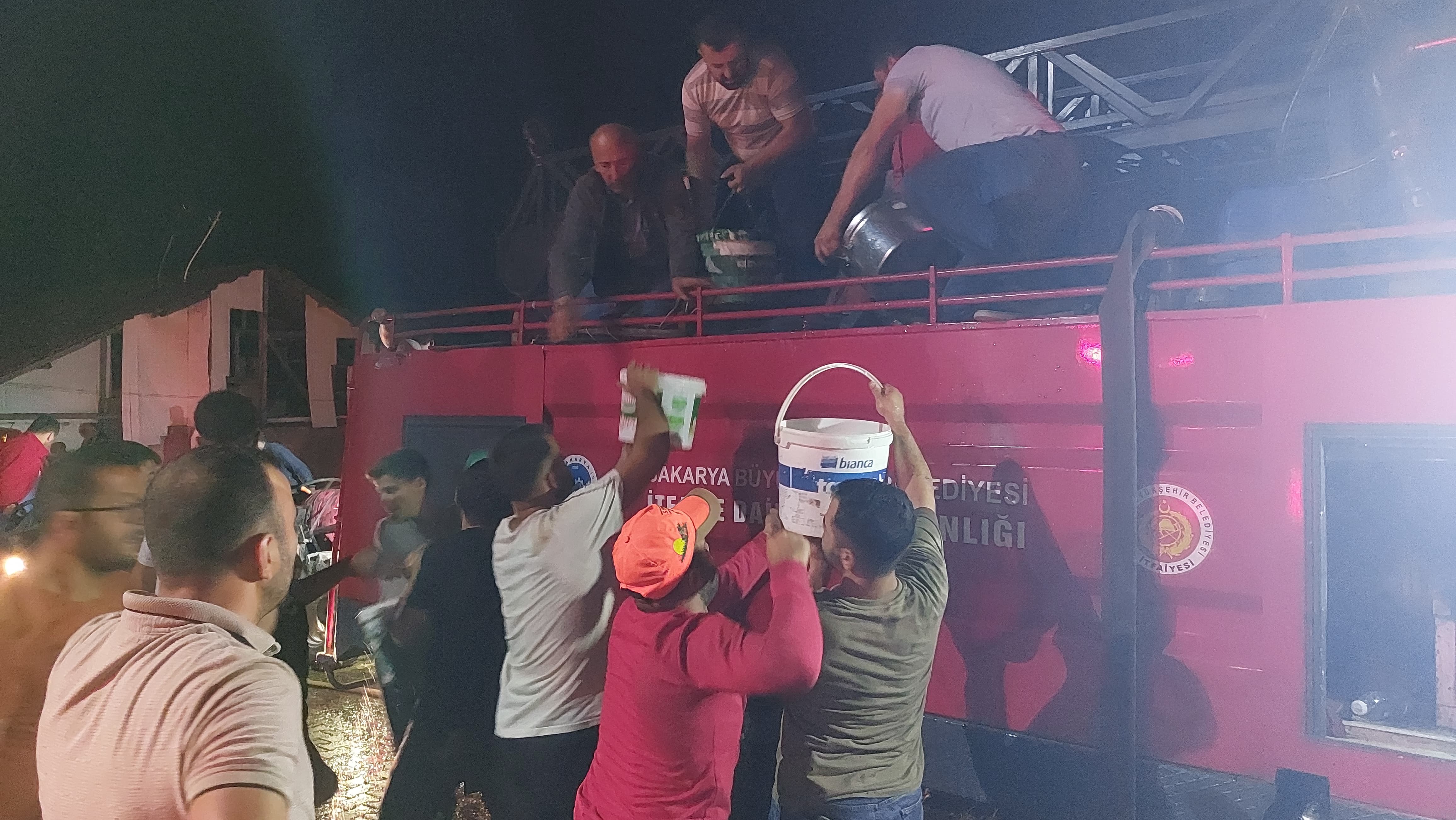 Alevli Gece Feci Yangında 12 Yapı Kül Oldu! 9