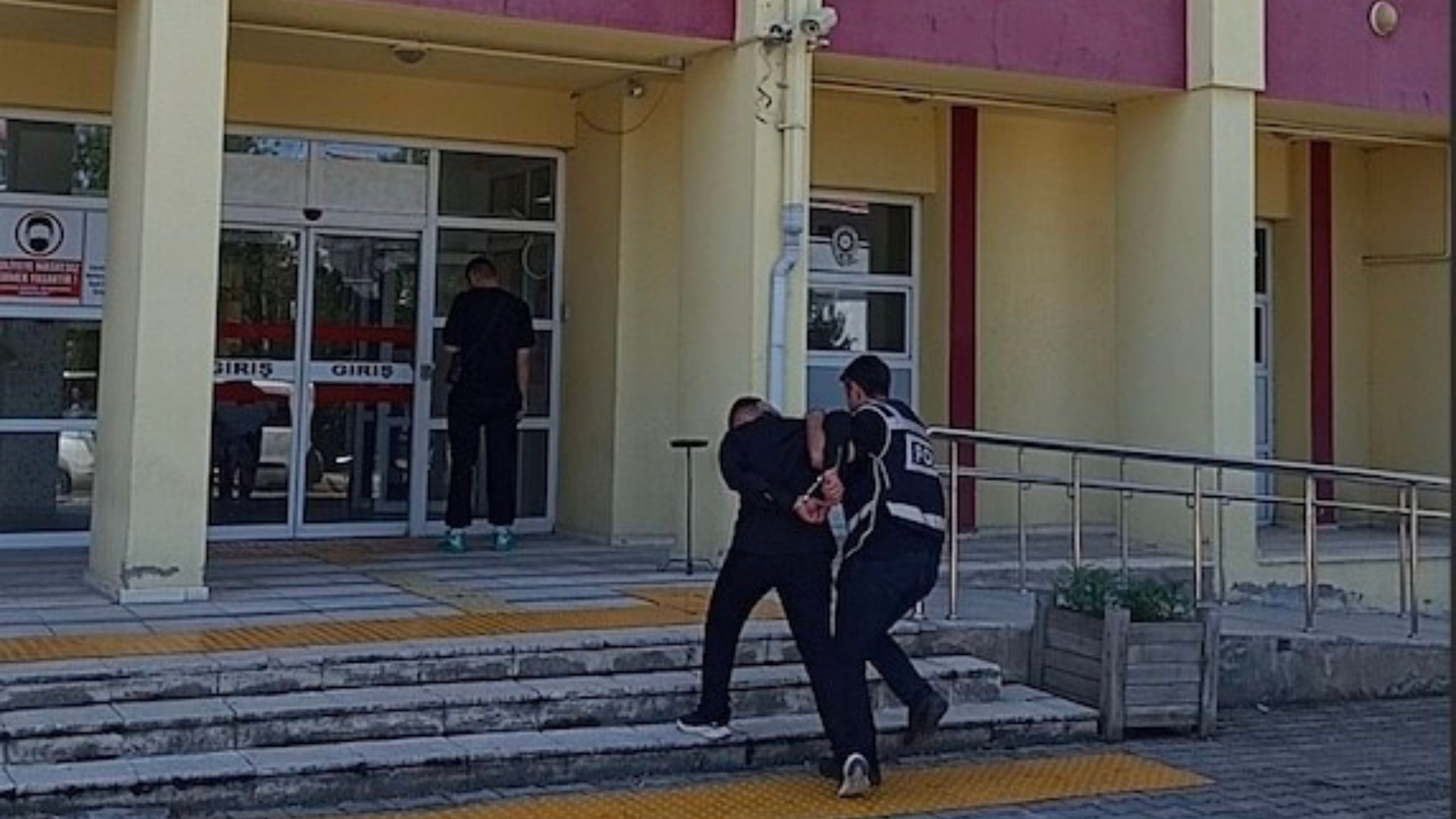 Camide Saklanan Hırsızlık Zanlısı 35 Suç Kaydı Ve Çalıntı Eşyalarla Yakalandı (2)