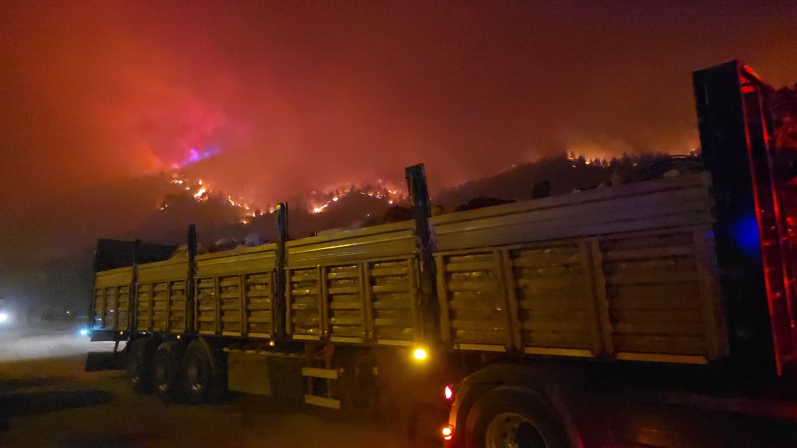 Durum Vahim Komşu Ildeki Feci Yangın Kara Yoluna Kadar Indi! 92