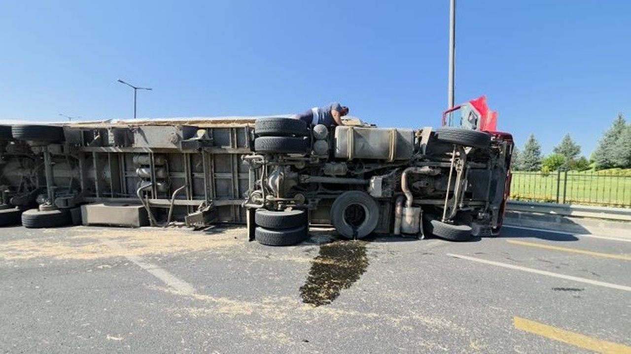 Düzce Saman Yüklü Tır (3)