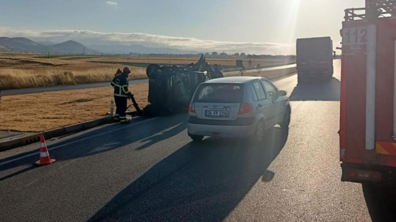 Feci Trafik Kazası Traktör Ile Araç Çarpıştı, 1 Ölü, 4 Yaralı (2)