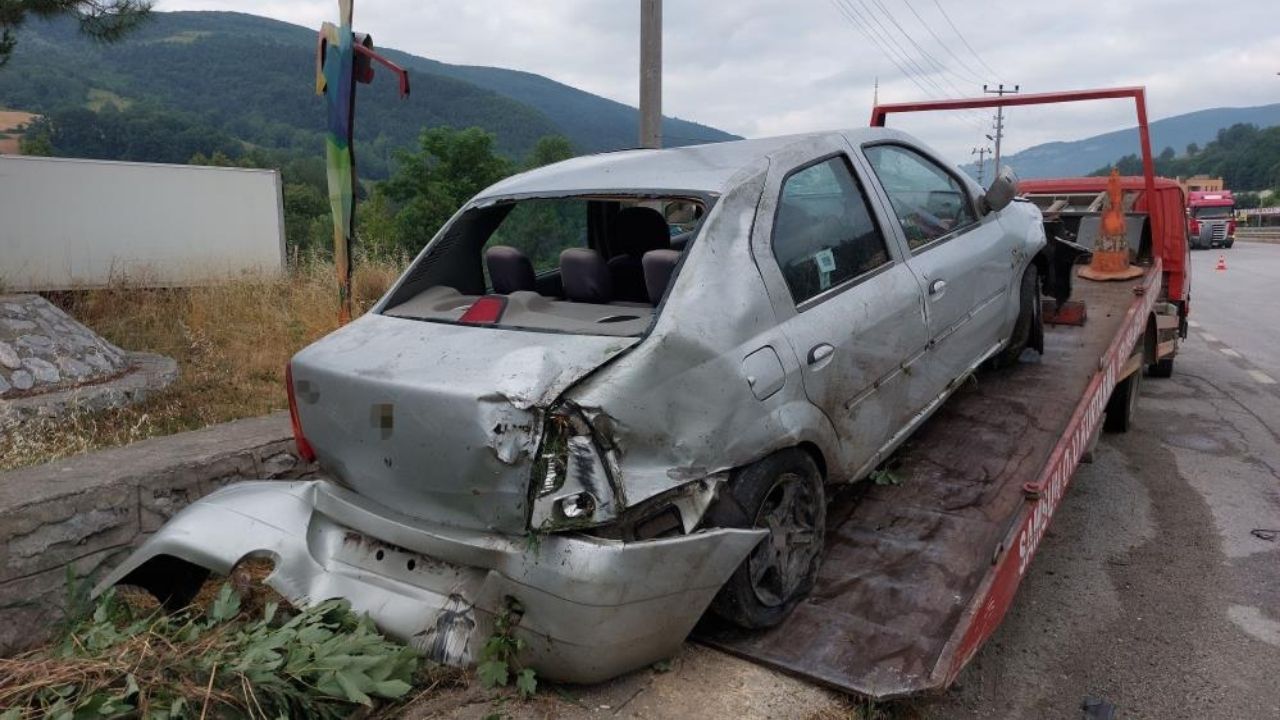 Hurdaya Dönen Otomobilden Sağ Çıktılar Emniyet Kemeri Hayat Kurtardı (2)
