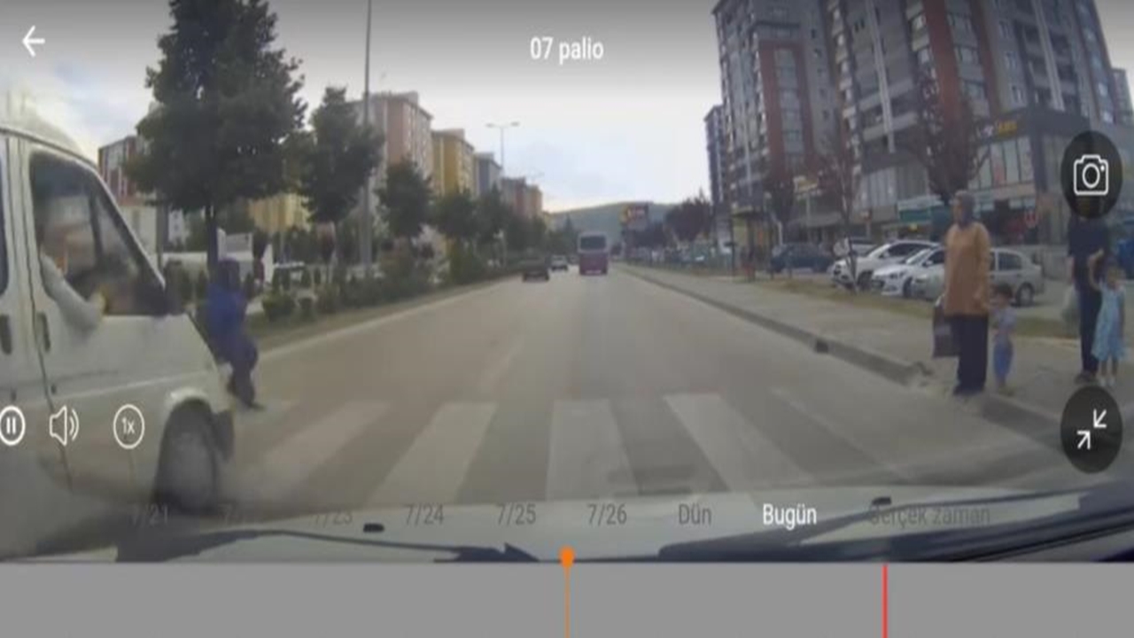 Kadın Yayaya Minibüs Çarptı (2)