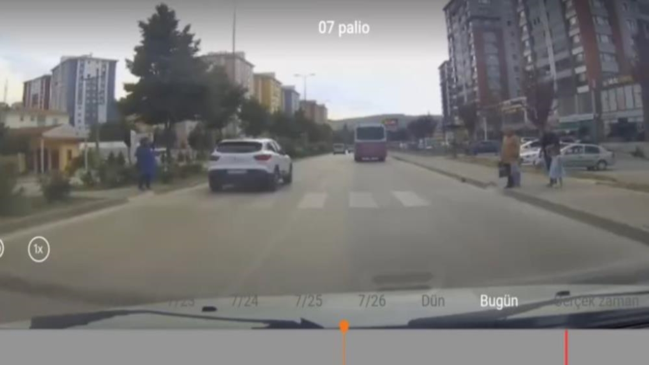 Kadın Yayaya Minibüs Çarptı (3)