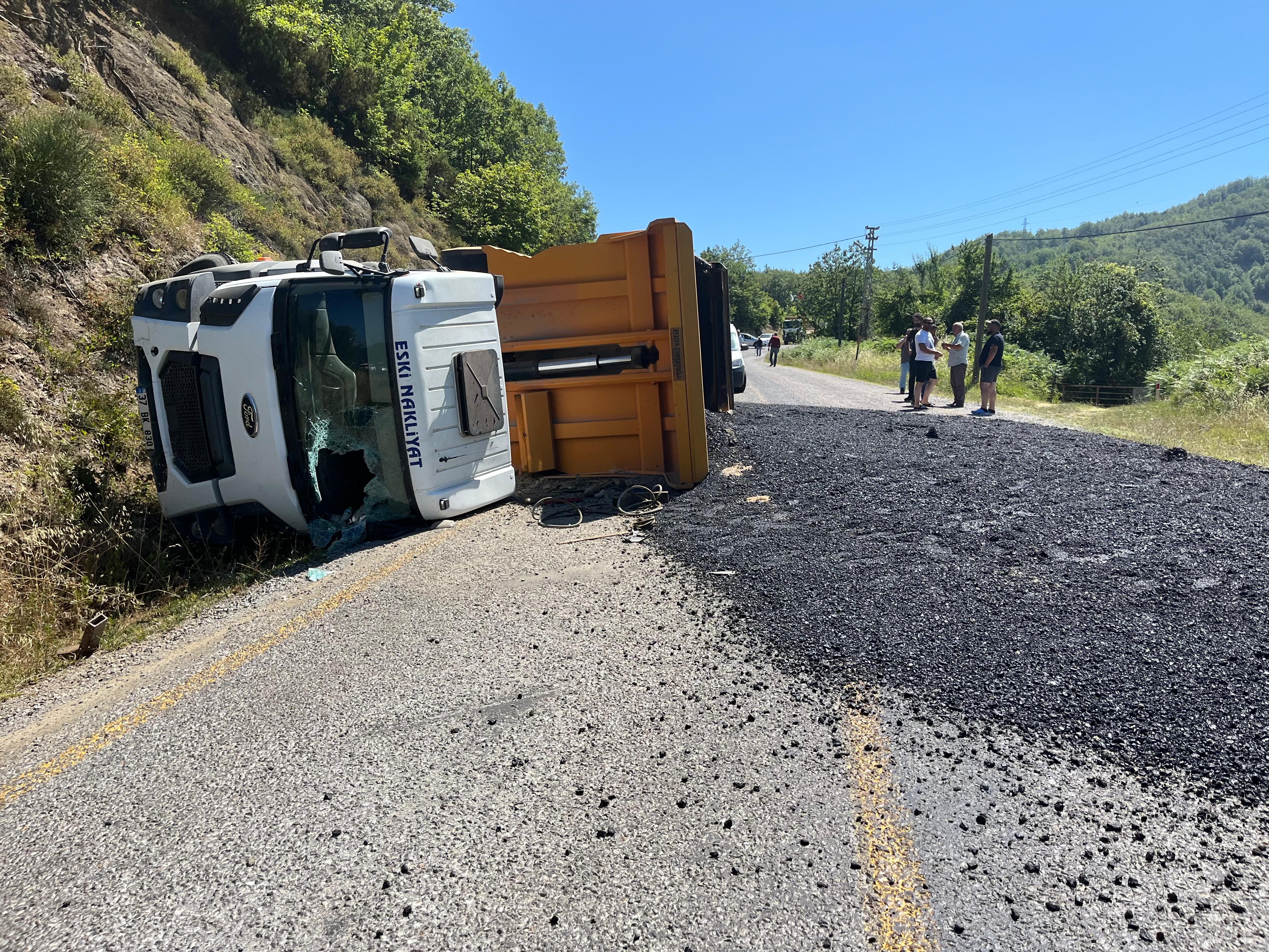 Kastamonu'da Asfalt Yüklü Kamyon Devrildi Sürücü Yaralandı 1