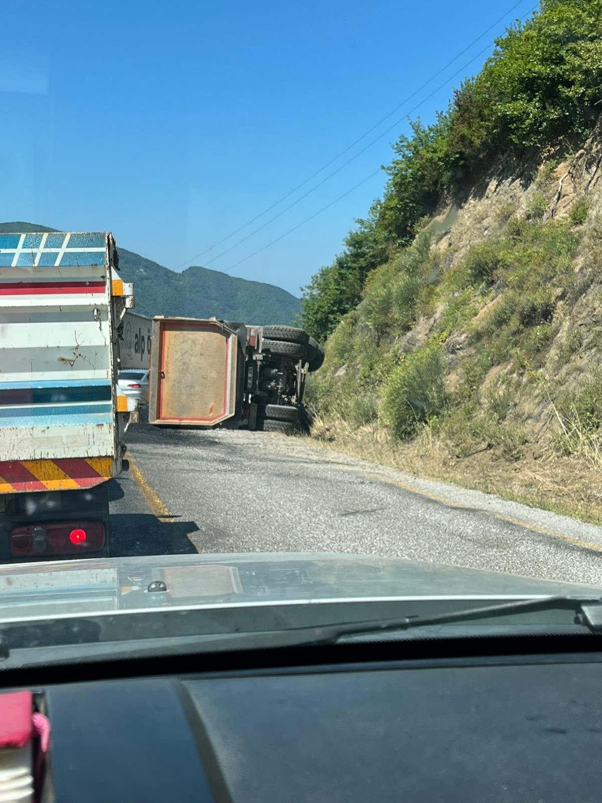 Kastamonu'da Asfalt Yüklü Kamyon Devrildi Sürücü Yaralandı