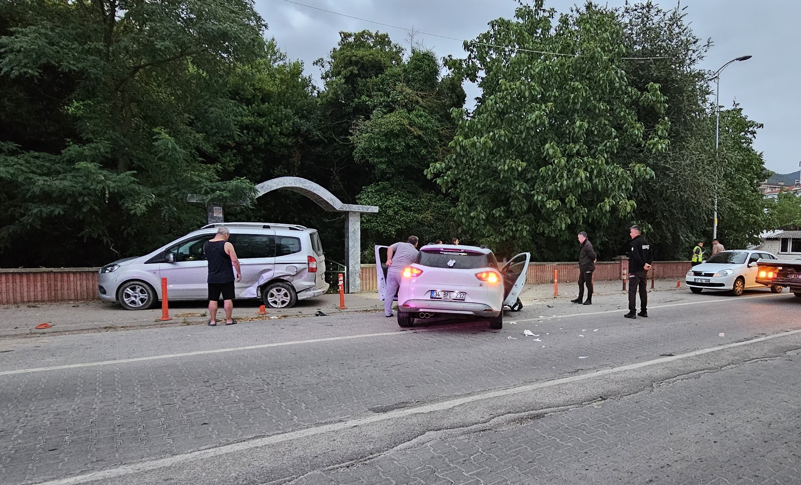Kastamonu'da Park Halindeki Araca Çarpan Otomobilde 2 Kişi Yaralandı