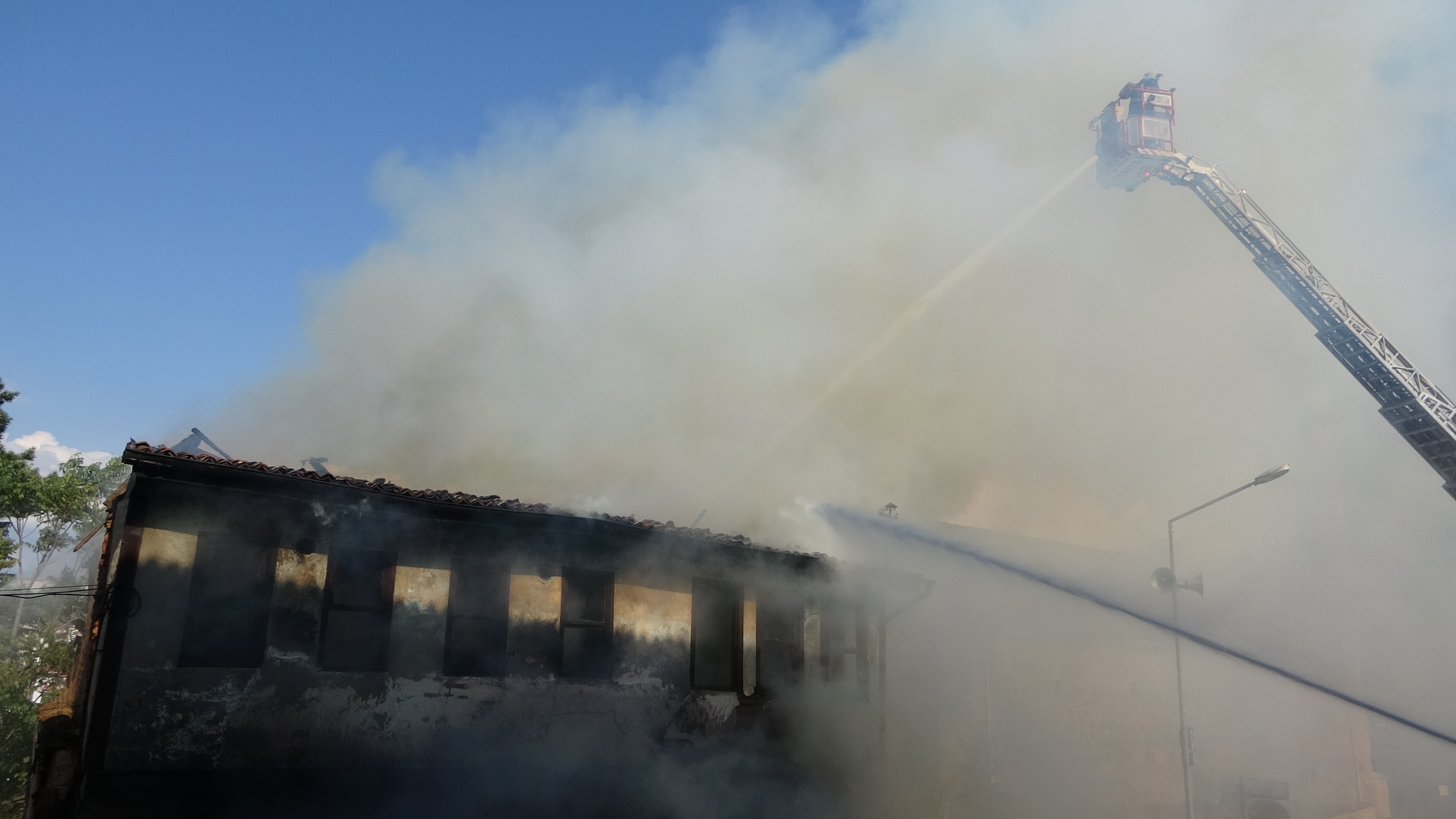 Kastamonu'da Tarihi Külliyenin Yanındaki Binada Çıkan Yangın Korkuttu 1