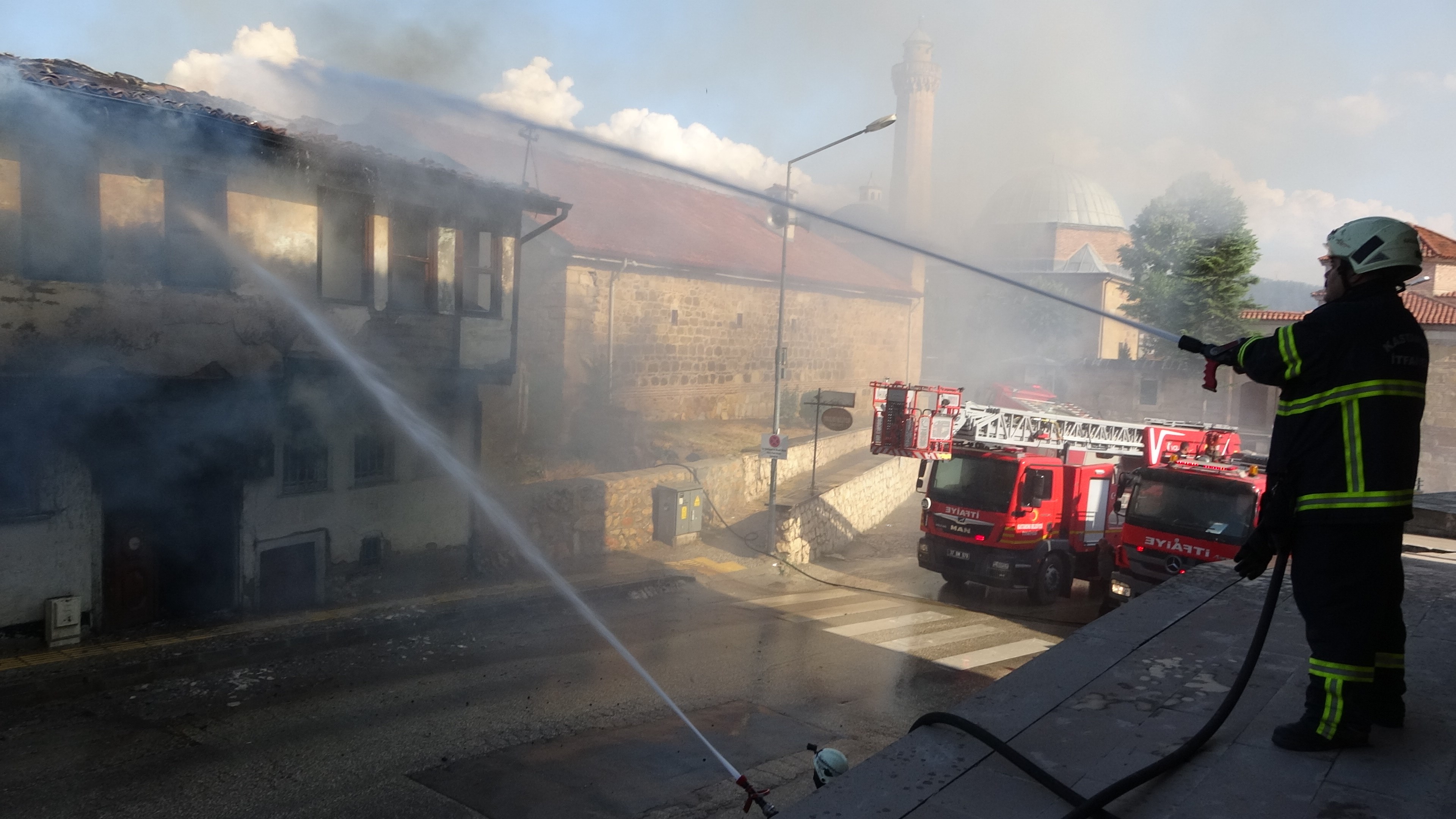 Kastamonu'da Tarihi Külliyenin Yanındaki Binada Çıkan Yangın Korkuttu 2