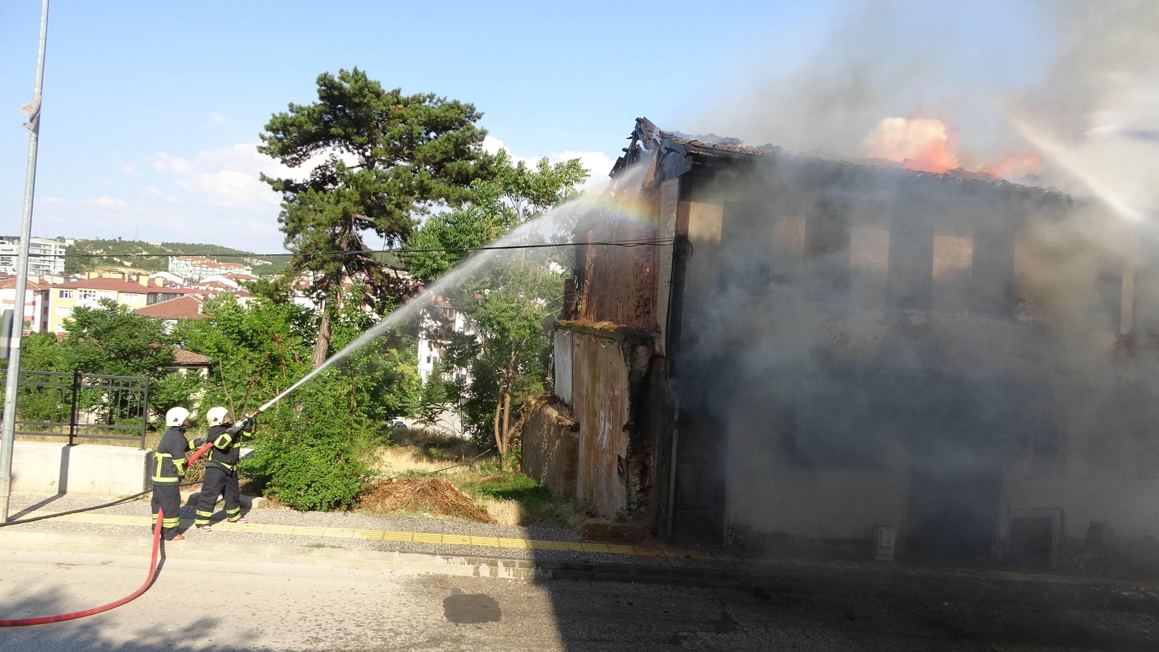 Kastamonu'da Tarihi Külliyenin Yanındaki Binada Çıkan Yangın Korkuttu 4
