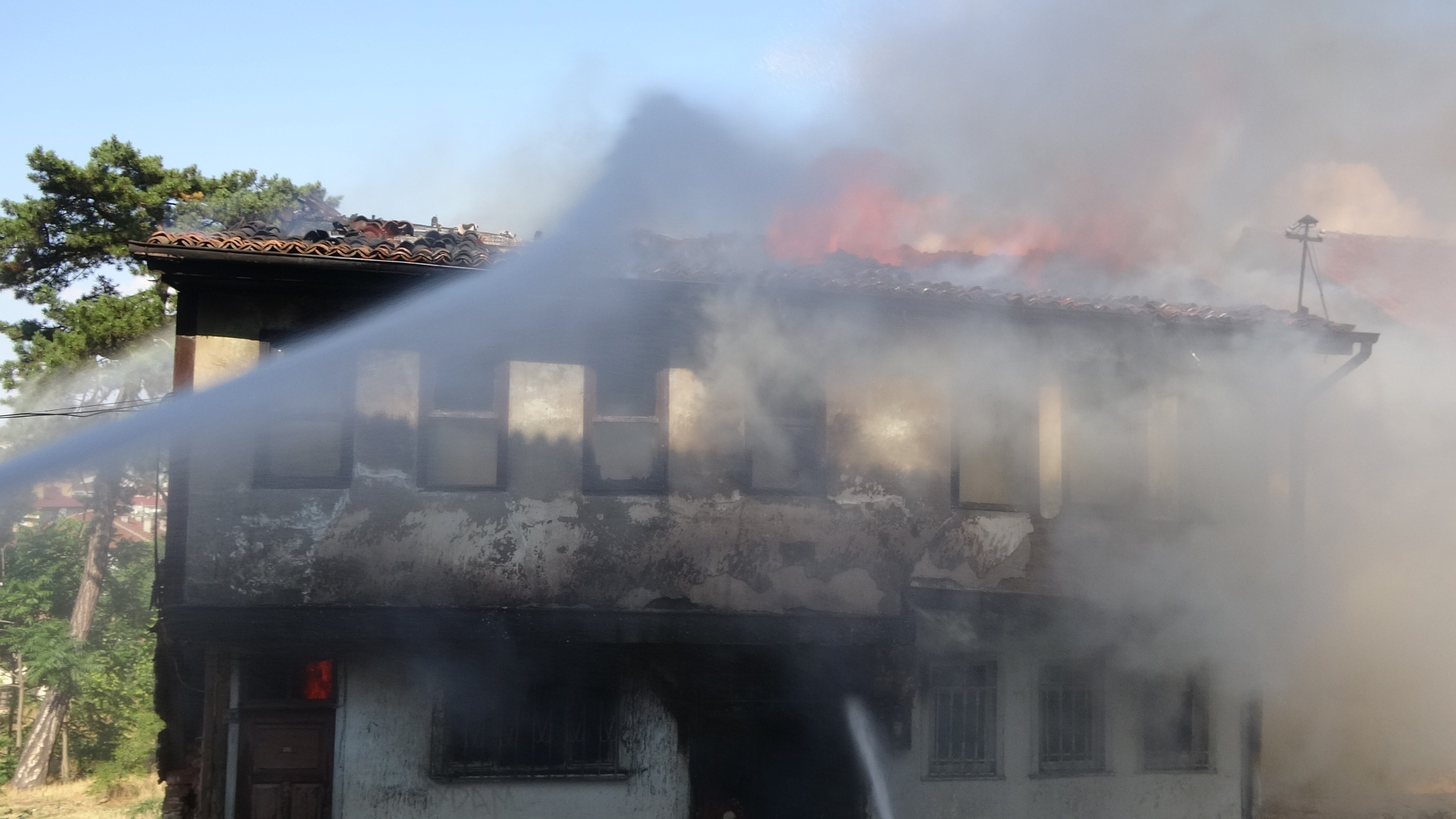 Kastamonu'da Tarihi Külliyenin Yanındaki Binada Çıkan Yangın Korkuttu 6