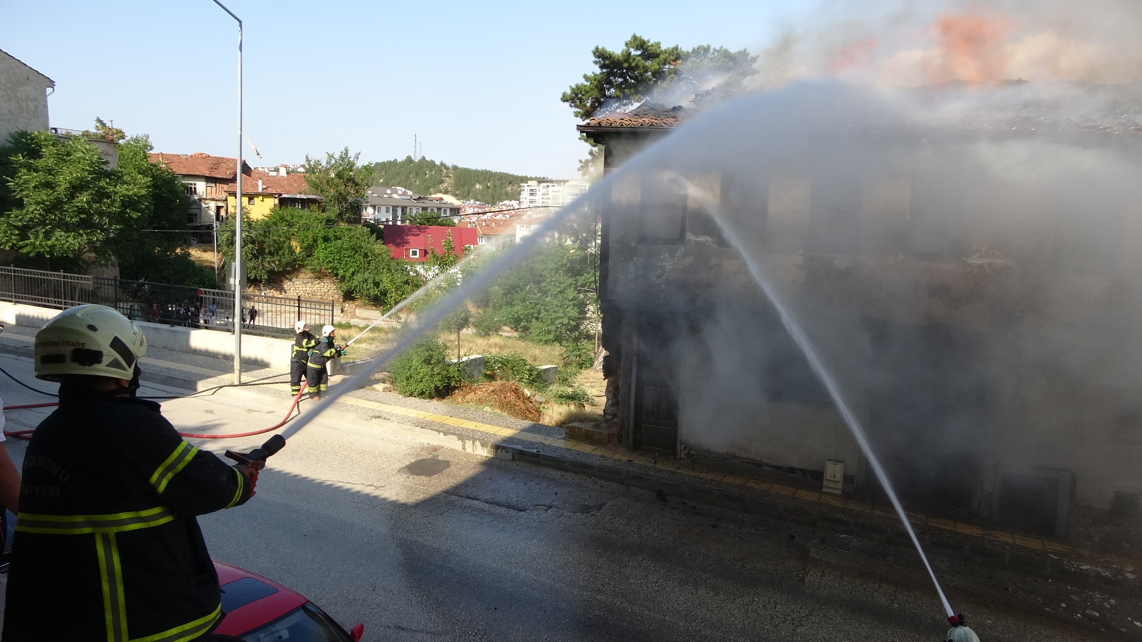 Kastamonu'da Tarihi Külliyenin Yanındaki Binada Çıkan Yangın Korkuttu 7
