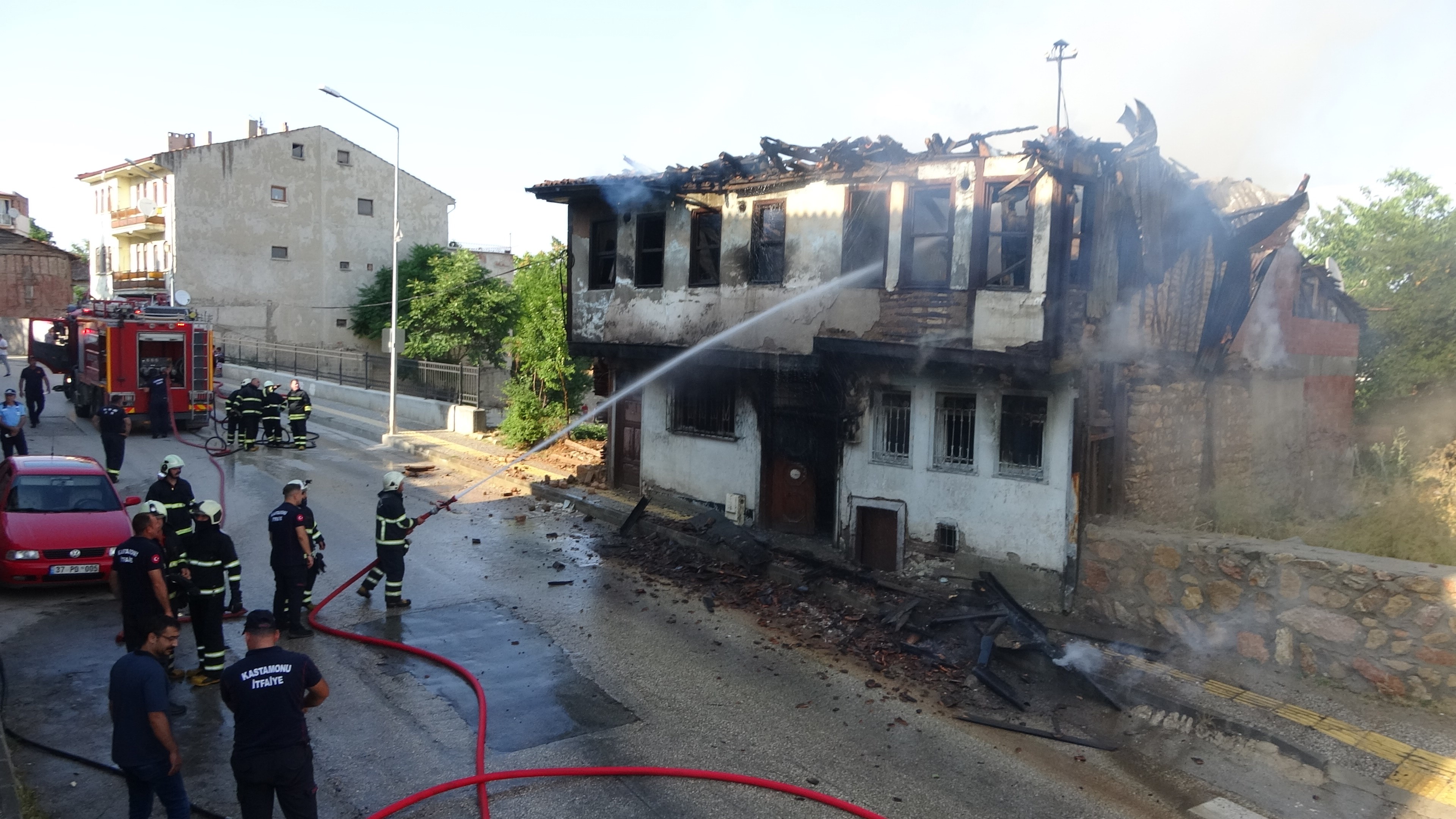 Kastamonu'da Tarihi Külliyenin Yanındaki Binada Çıkan Yangın Korkuttu