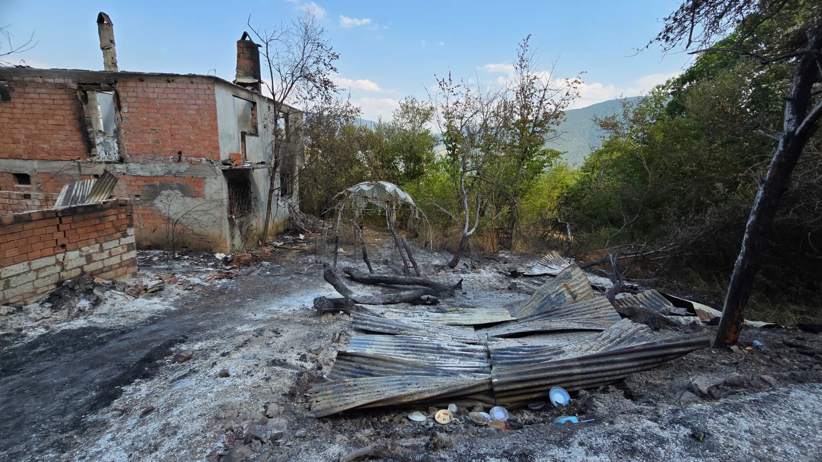 Komşu Ilde Yangından Etkilenen Köyde Yaşam Alanları Kuruluyor! 3