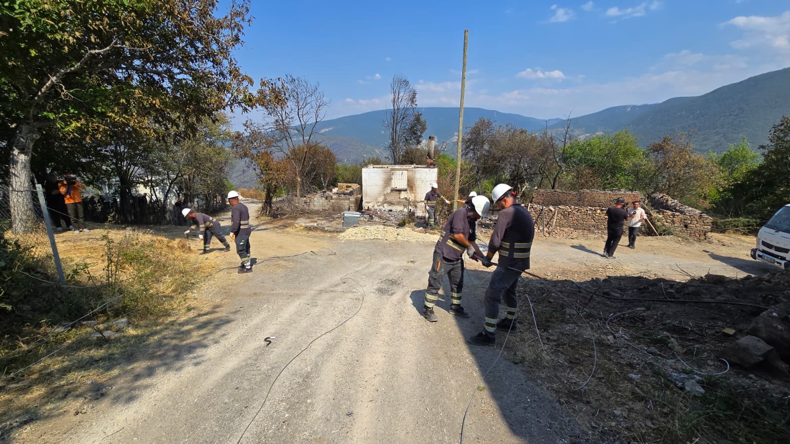 Komşu Ilde Yangından Etkilenen Köyde Yaşam Alanları Kuruluyor! 4