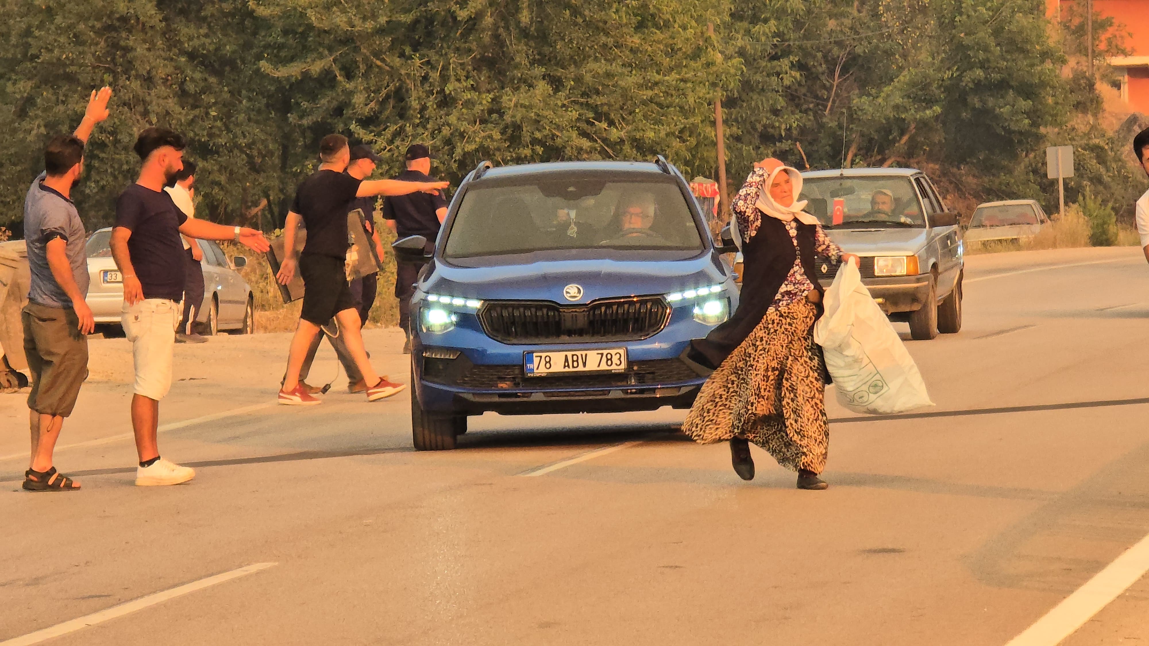 Komşu Ildeki Feci Yangın Karayoluna Ilerliyor! 4