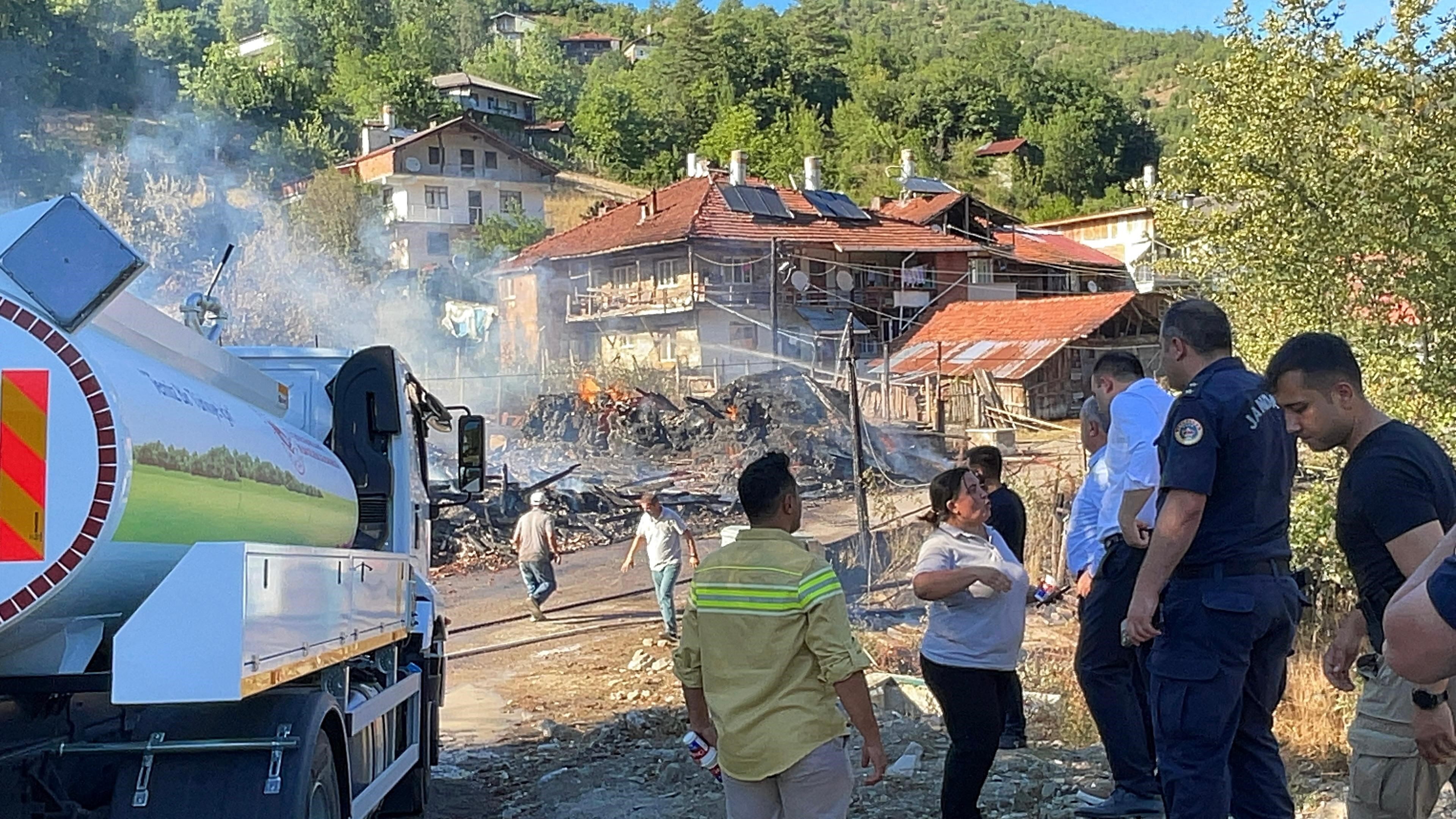 Komşuda 2 Saatte 8 Yangın! 1