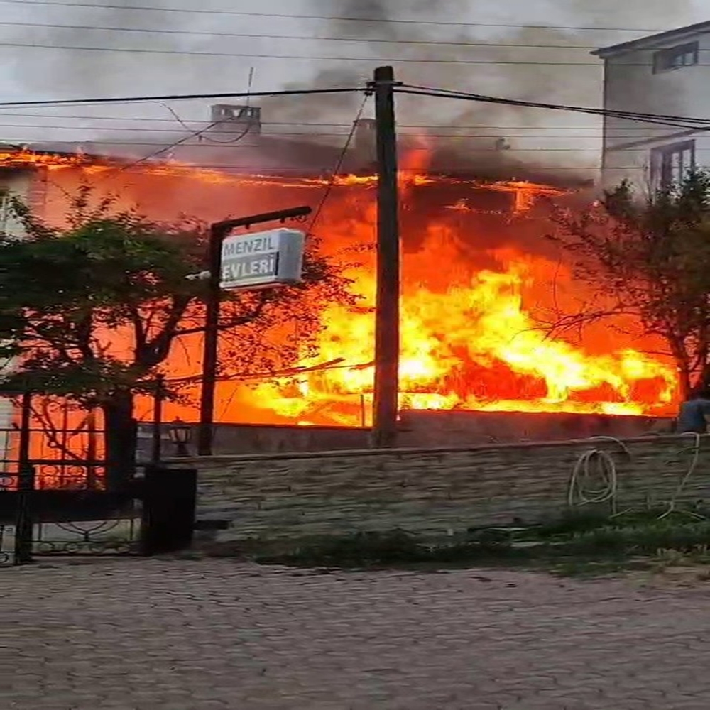 Komşuda Korkutan Yangın (1)